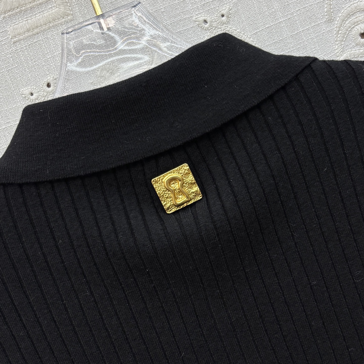 Свитер женский в стиле Schiaparelli с воротником поло  чёрного цвета с декоративными пуговицами