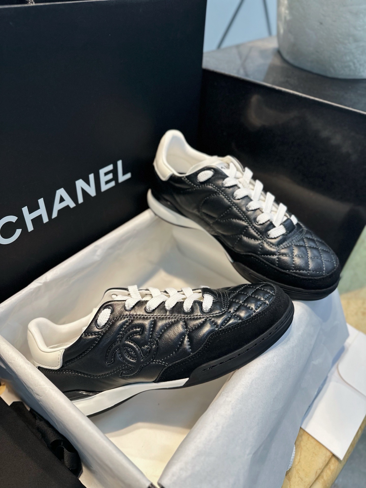 Кроссовки Chanel черного цвета с белыми вставками