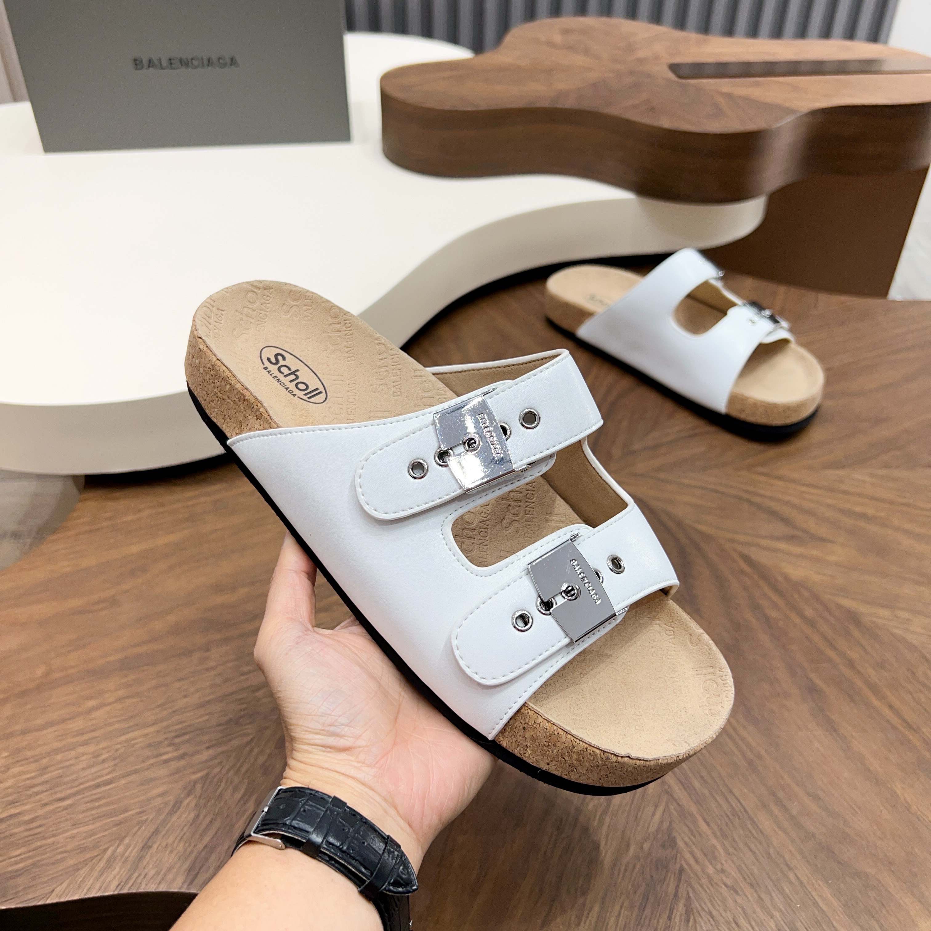 Сандалии мужские в стиле Balenciaga с пробковой подошвой белого цвета