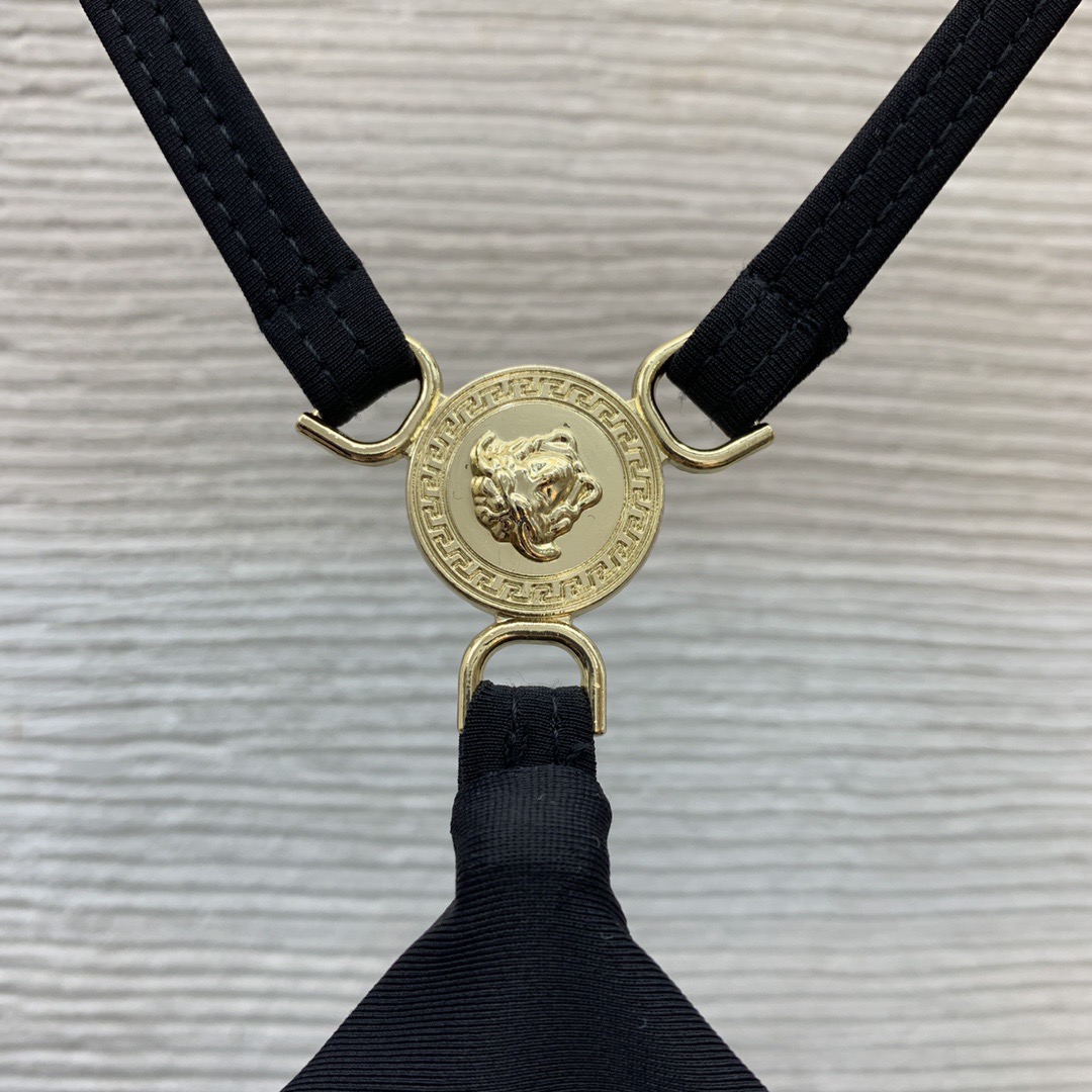 Купальник женский слитный в стиле Versace черного цвета