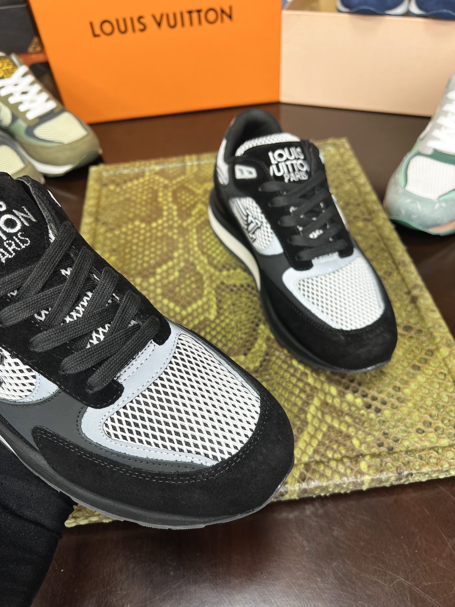 Кроссовки мужские Louis Vuitton Trainer чёрного цвета