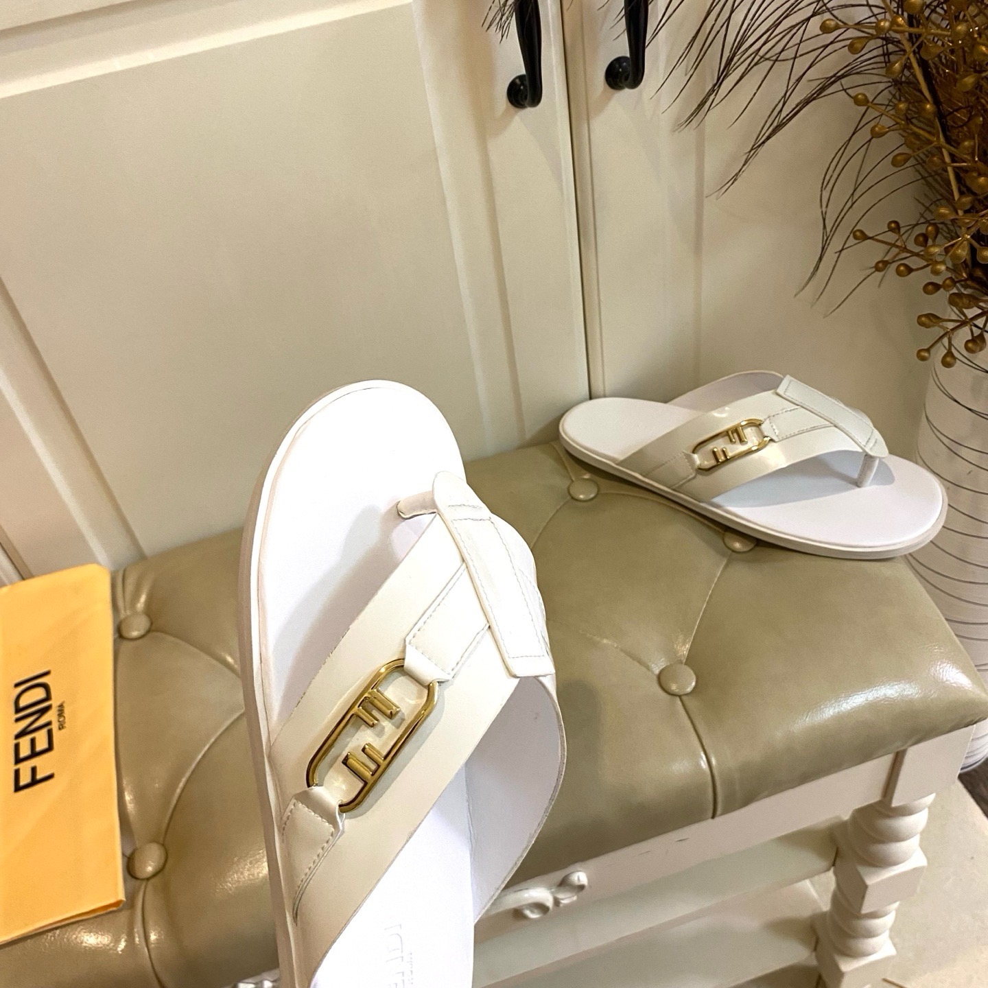 Шлёпанцы в стиле Fendi из натуральной кожи с ремешками