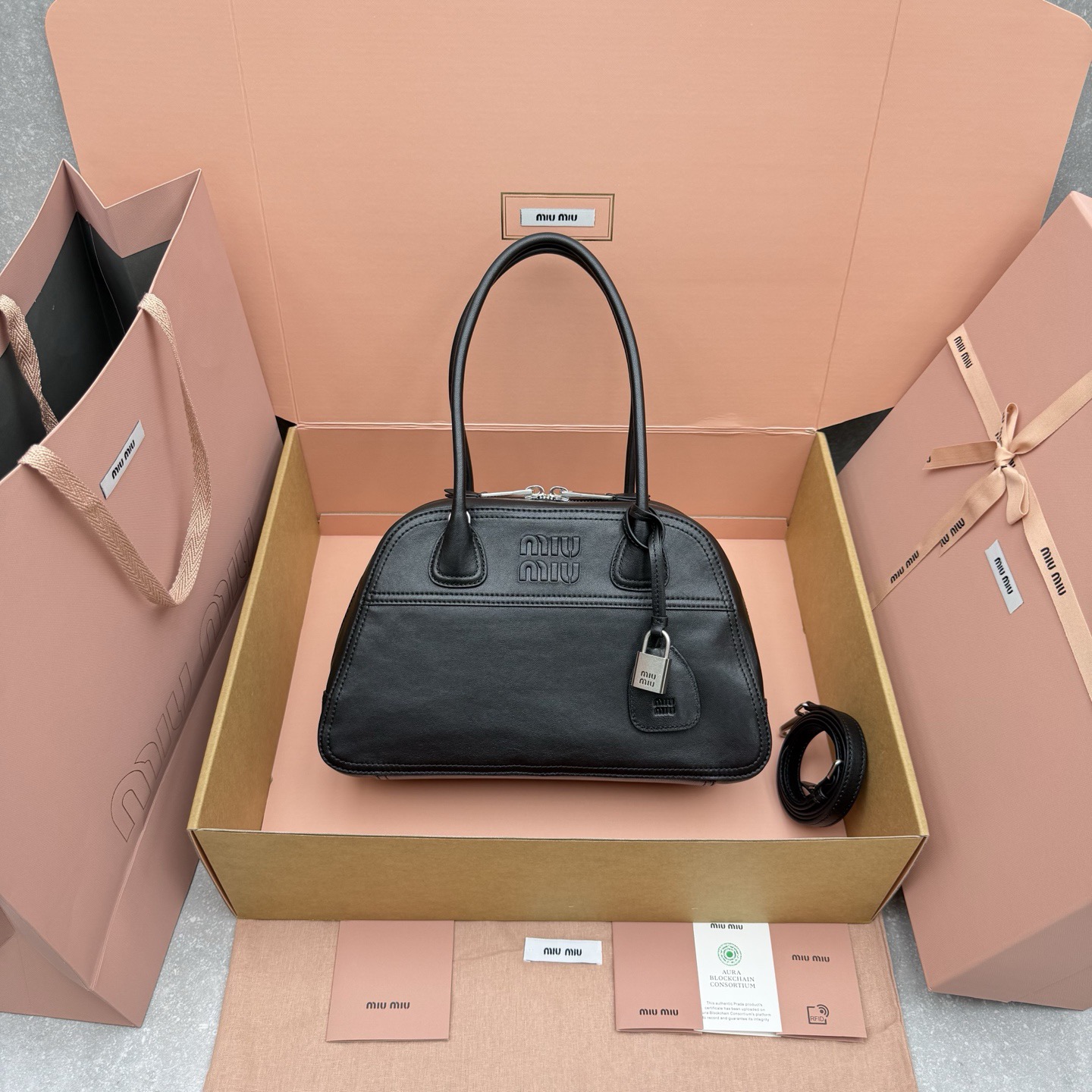 Сумка женская в стиле Miu Miu Vivant из натуральной кожи черного цвета