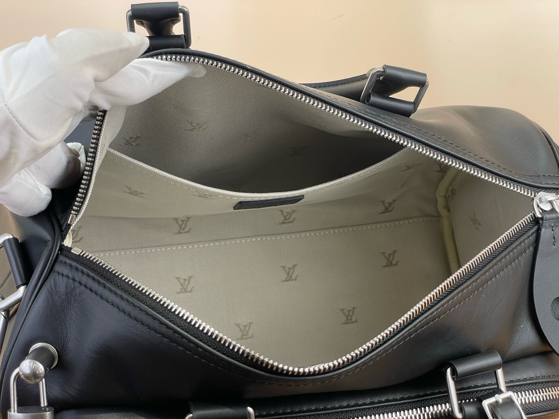 Сумка мужская Louis Vuitton Keepall Cargo Bandoulière 35 чёрного цвета