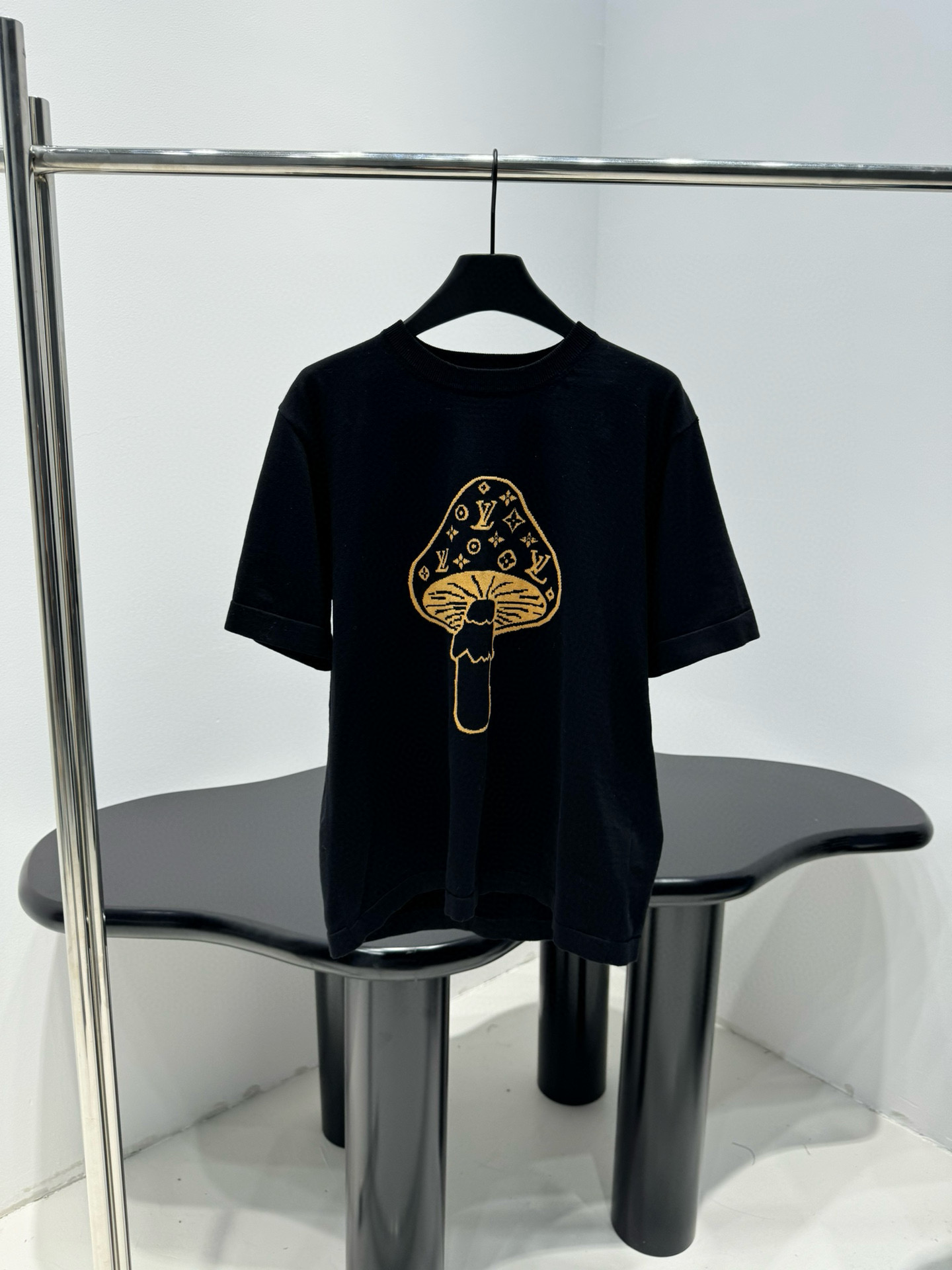 Джемпер мужской в стиле Loewe из хлопкового трикотажа чёрного цвета с вышивкой гриба