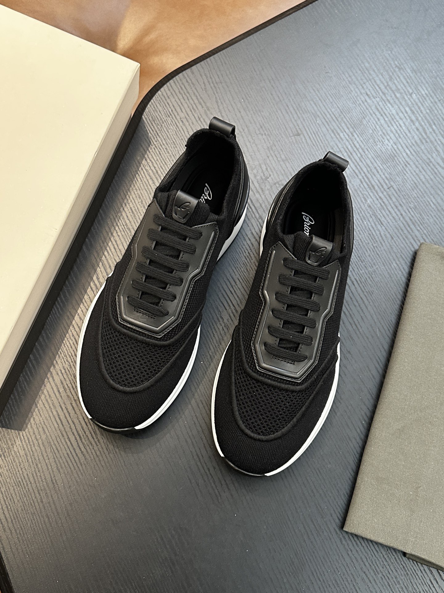 Кроссовки мужские в стиле Brioni чёрного цвета с белой подошвой