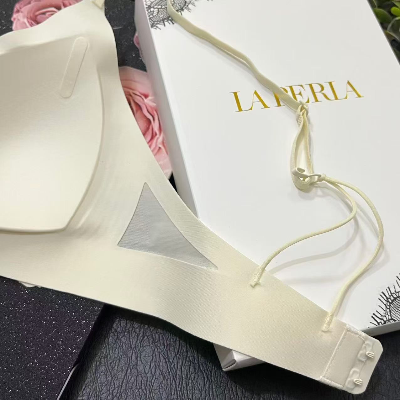 Бюстгальтер женский в стиле La Perla с регулируемыми бретелями и фиксированными чашками
