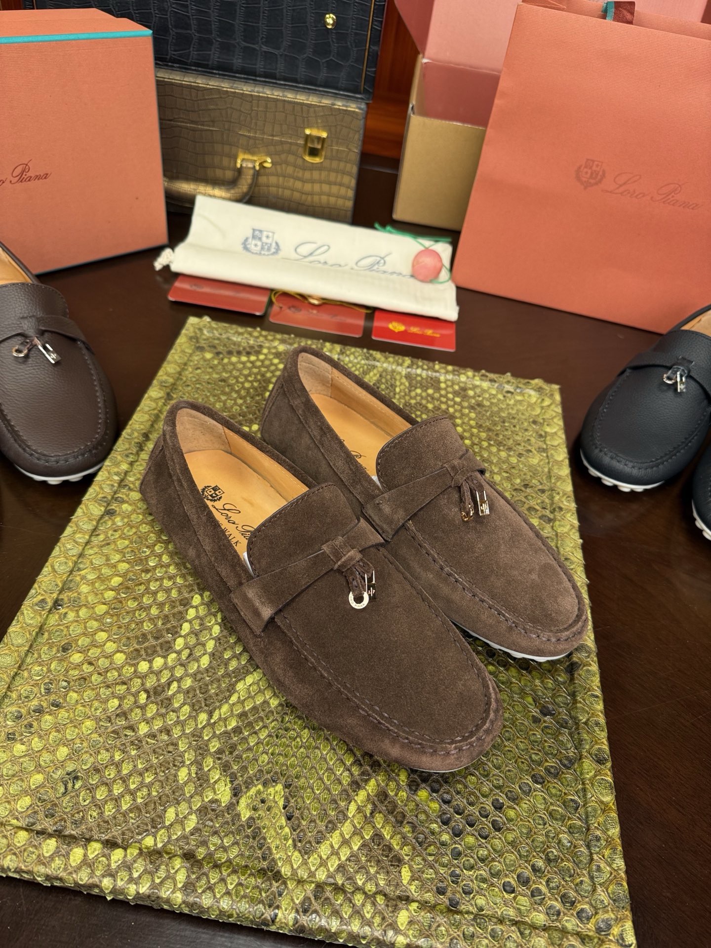Мокасины мужские Loro Piana из натуральной замши тёмно-коричневого цвета