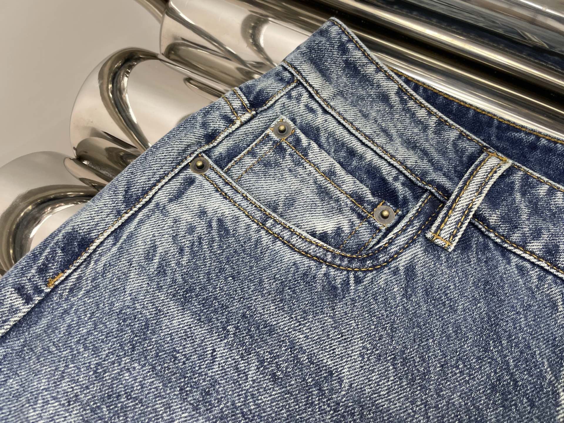 Джинсы женские в стиле Miu Miu из денима голубого цвета прямого кроя с вышивкой