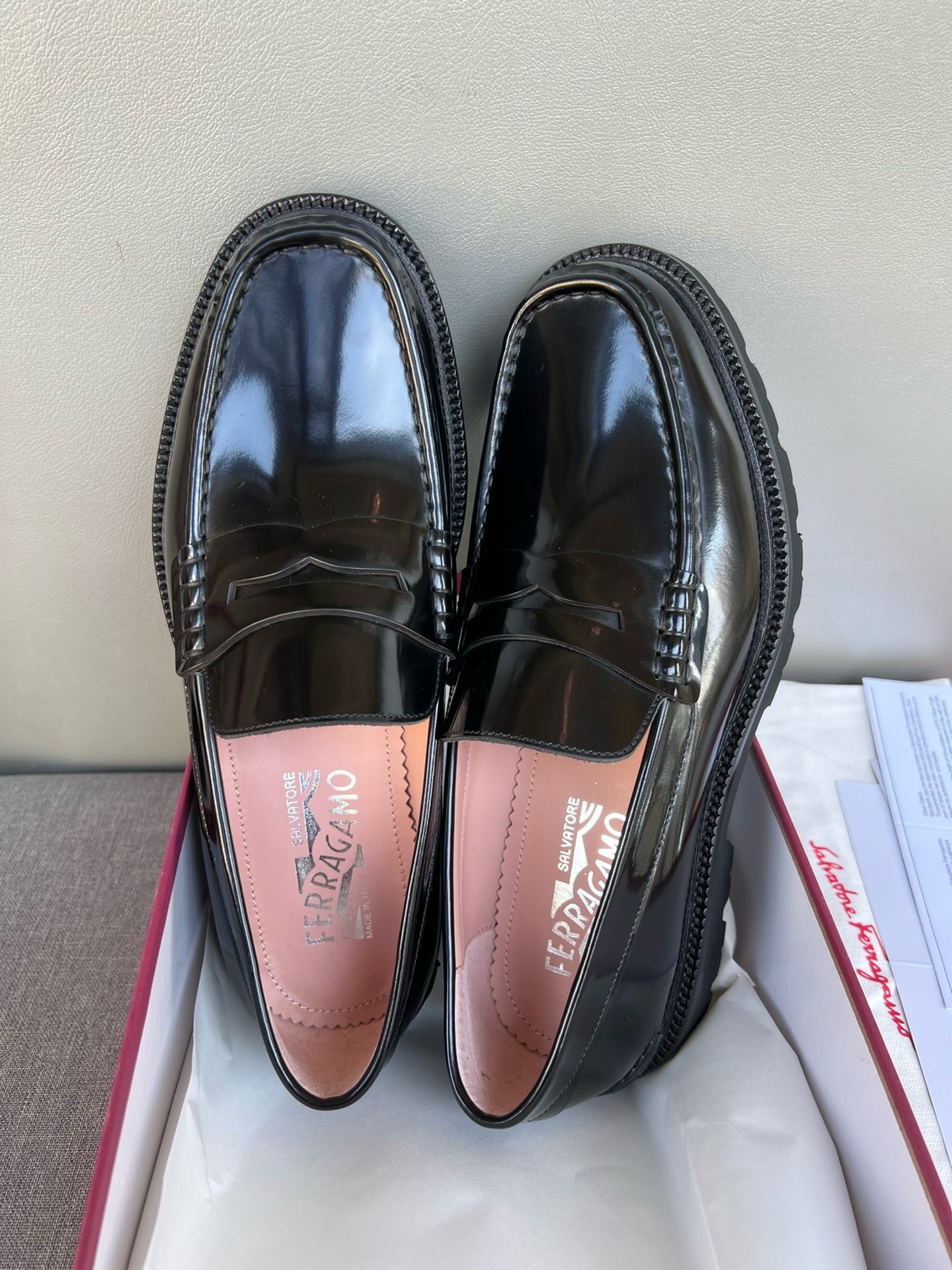 Лоферы мужские в стиле Salvatore Ferragamo из натуральной кожи черного цвета