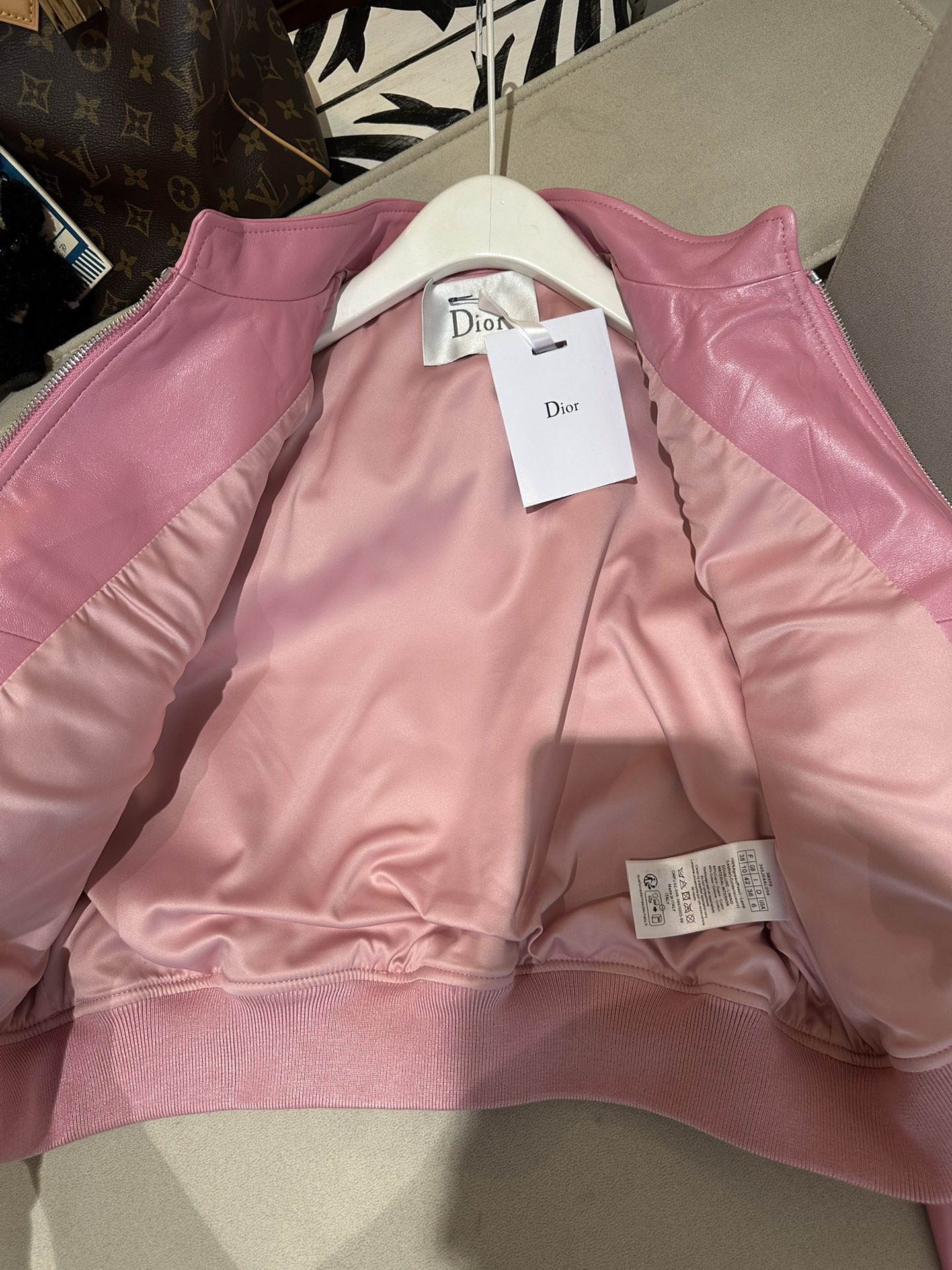 Куртка женская в стиле Dior из натуральной кожи розового цвета укороченная с воротником-стойкой