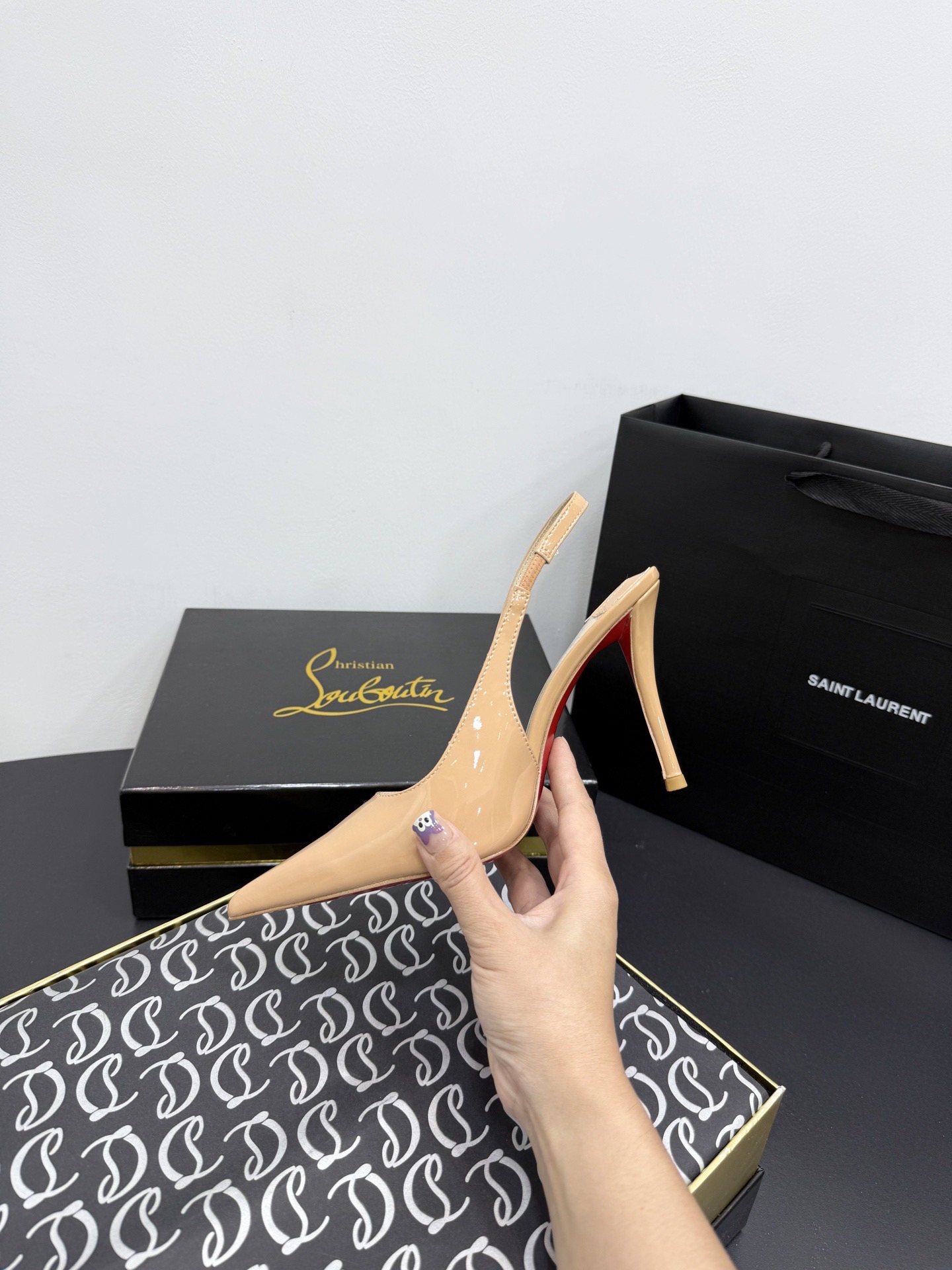 Туфли женские Christian Louboutin Miss Z бежевого цвета