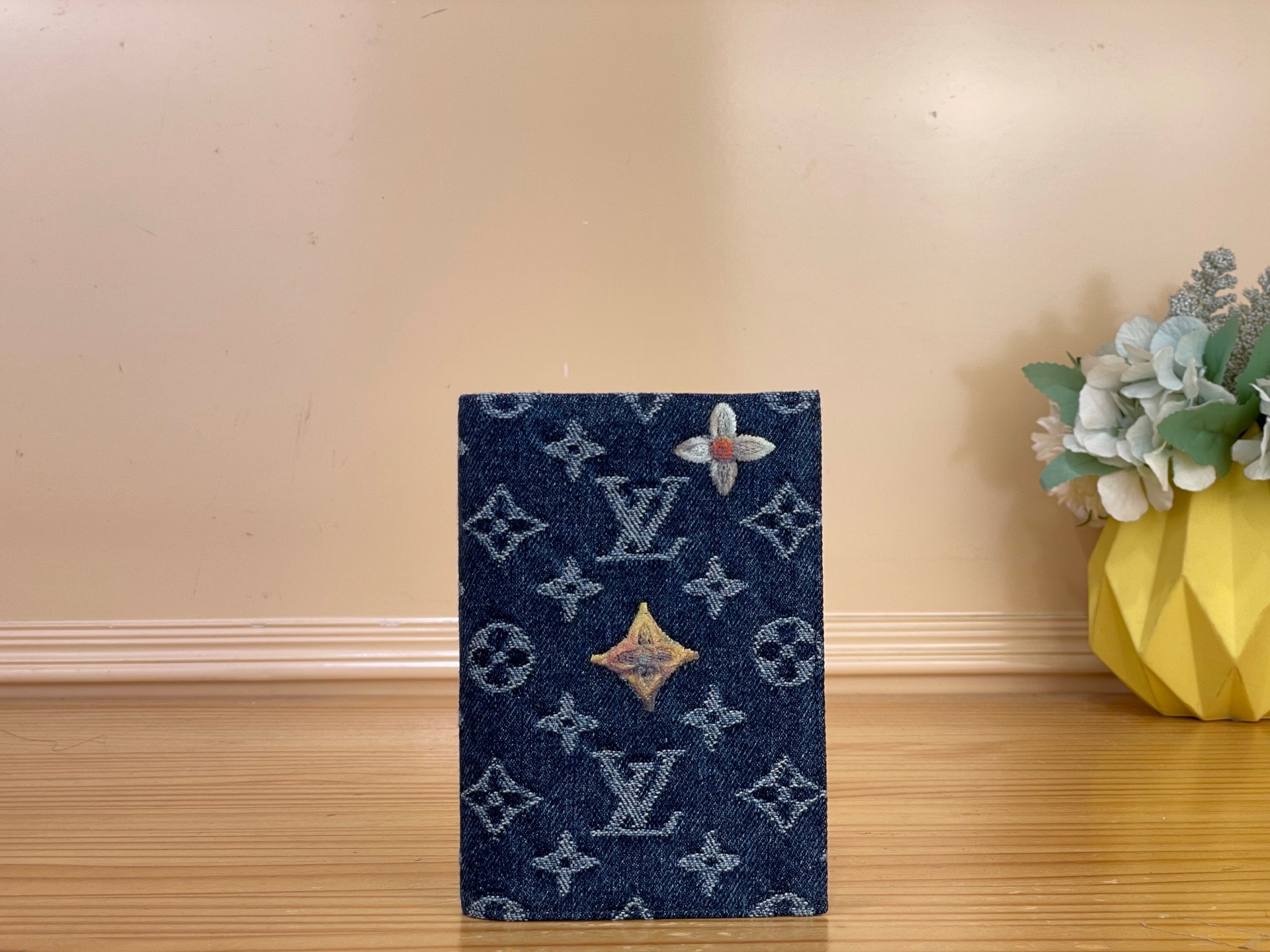 Обложка для паспорта женская Louis Vuitton синего цвета