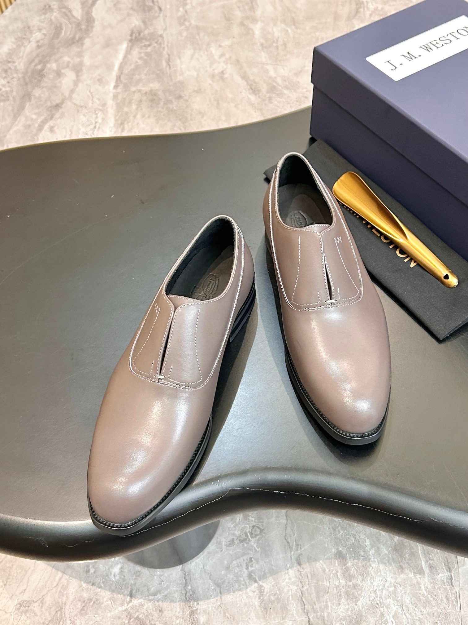 Туфли мужские J.M. Weston Iena Slip-On Oxford серо-бежевого цвета