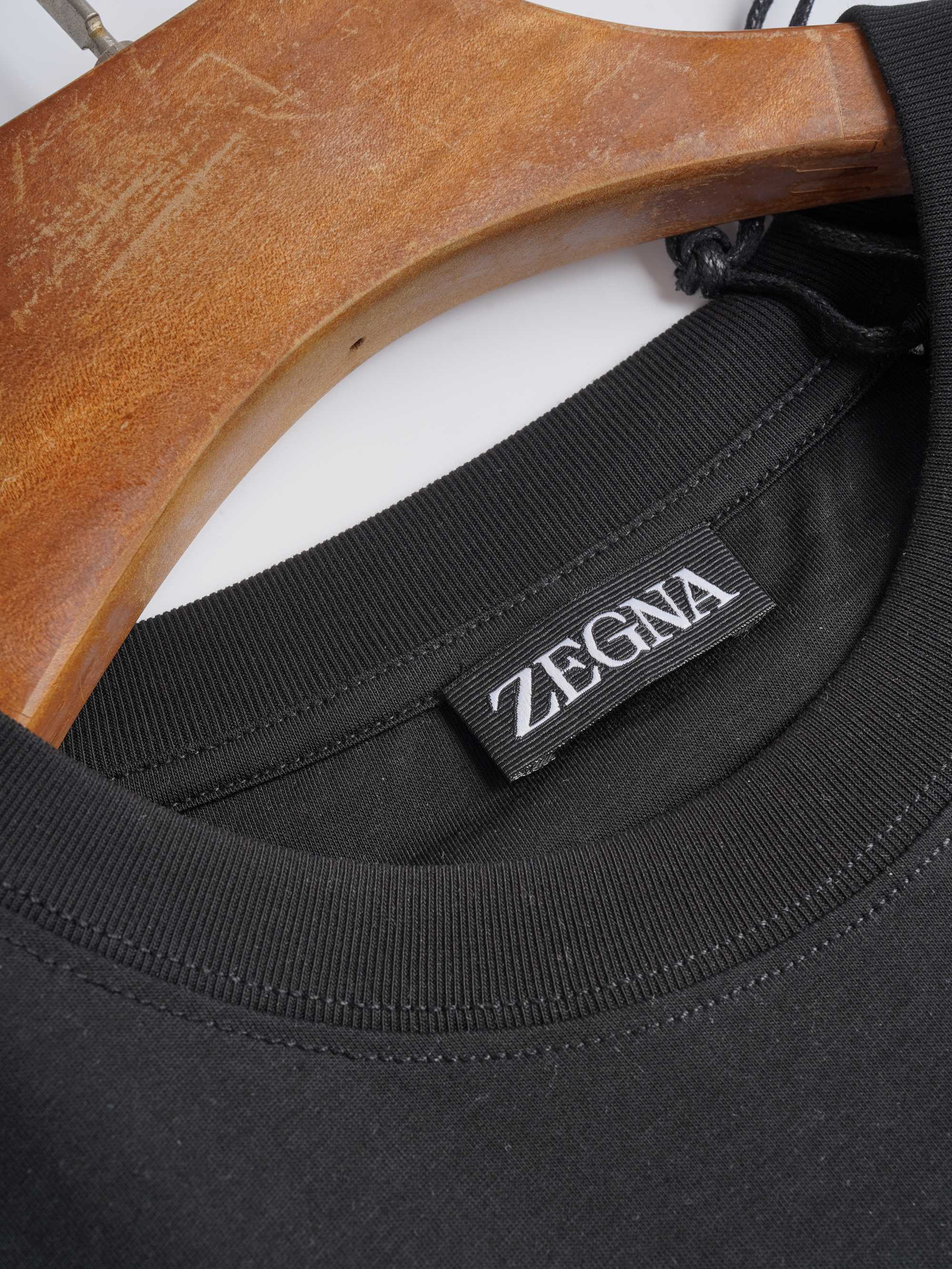 Футболка мужская в стиле Zegna из хлопка с вышивкой в тон чёрного цвета