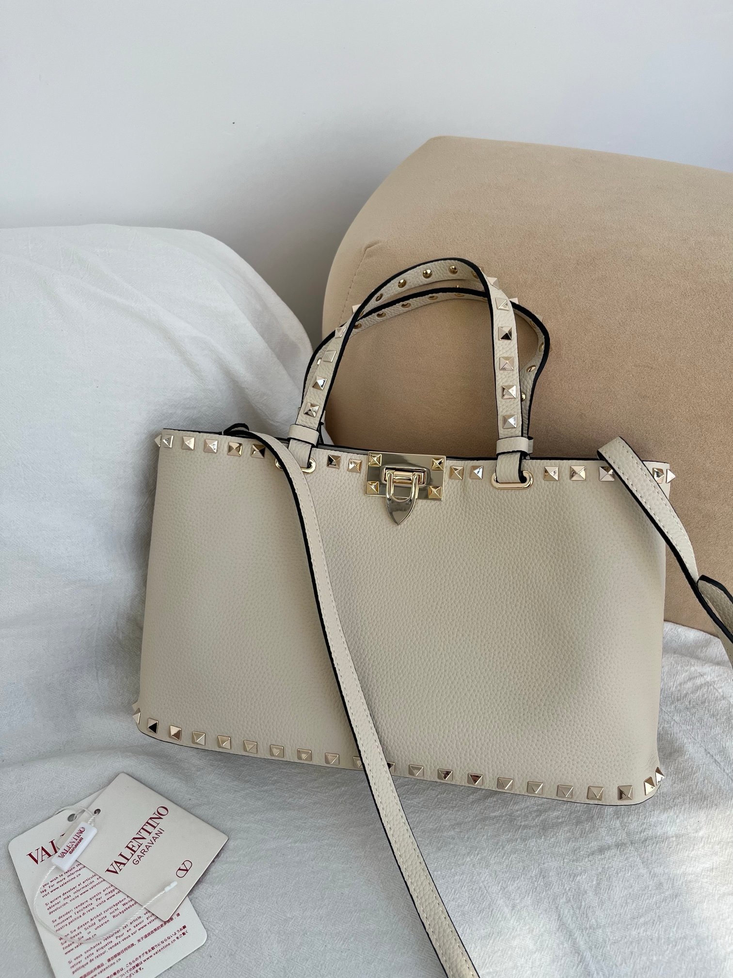 Сумка женская в стиле Valentino Garavani Rockstud молочного цвета