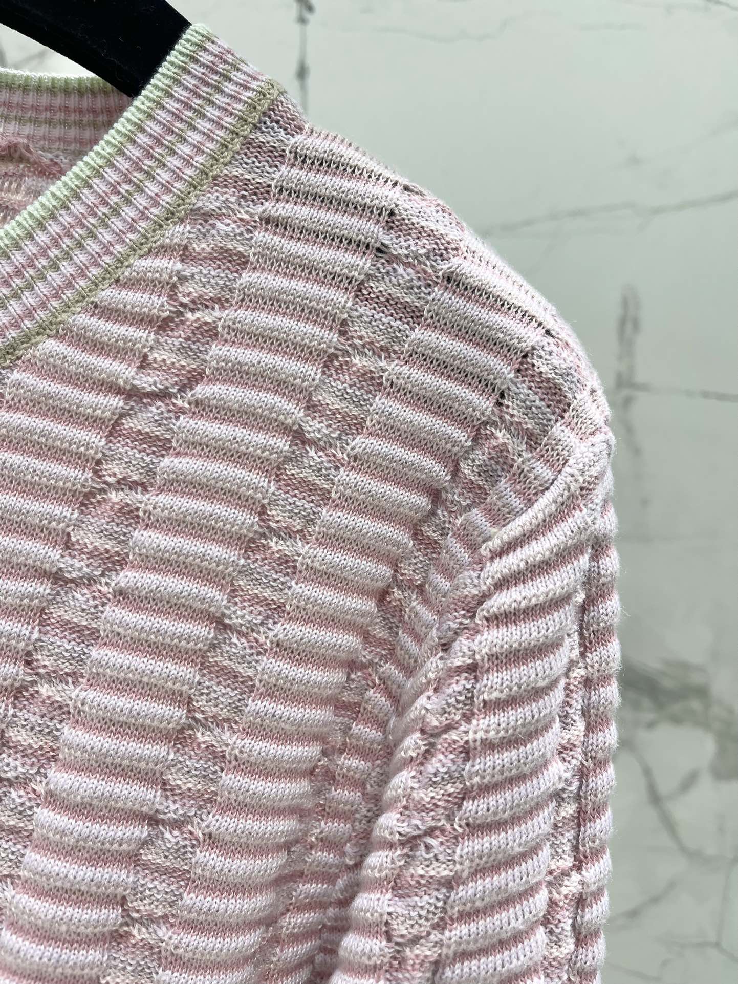 Кардиган женский в стиле Chanel из трикотажа розового цвета с контрастной отделкой