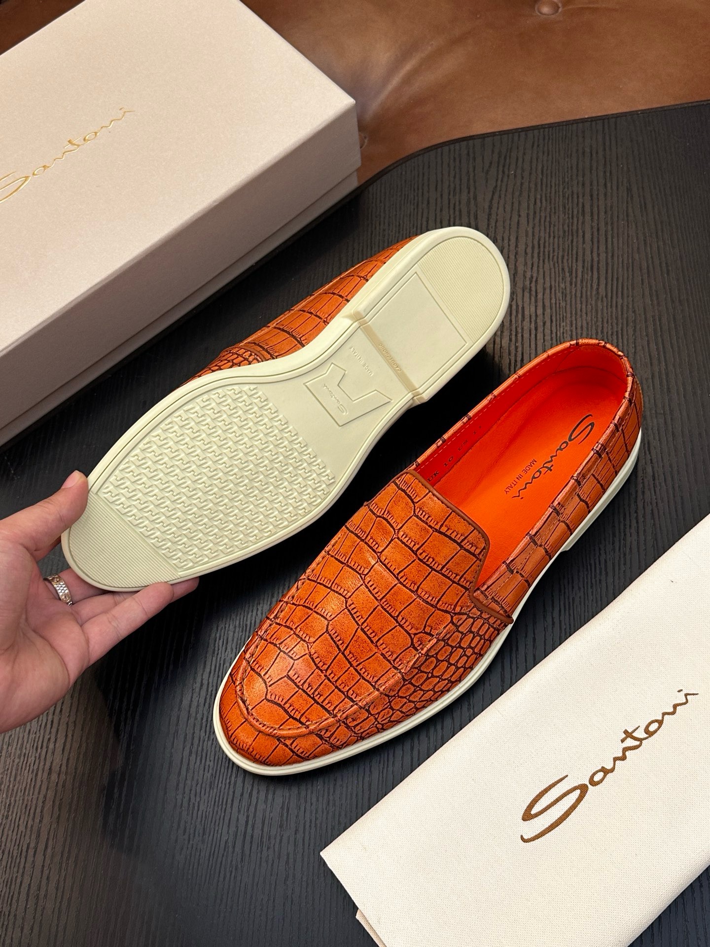 Лоферы мужские в стиле Santoni с фактурным тиснением оранжевого цвета