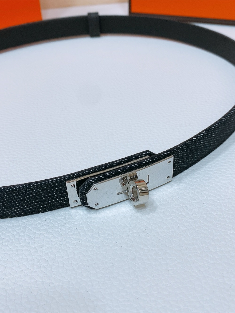 Ремень женский в стиле Hermès Kelly из кожи Epsom чёрного цвета с серебристой пряжкой шириной 1.8 см