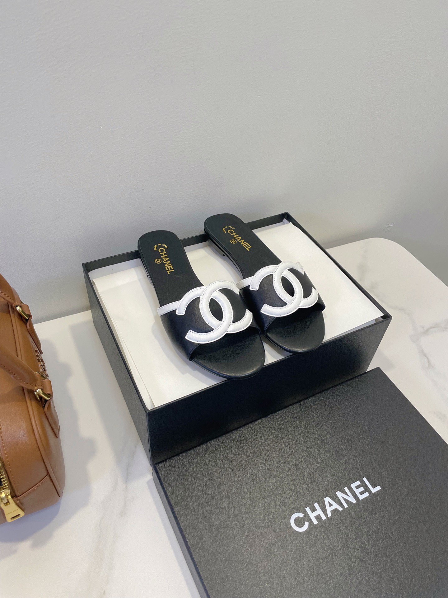 Мюли женские в стиле Chanel 26 с логотипом CC чёрного цвета с белым декором