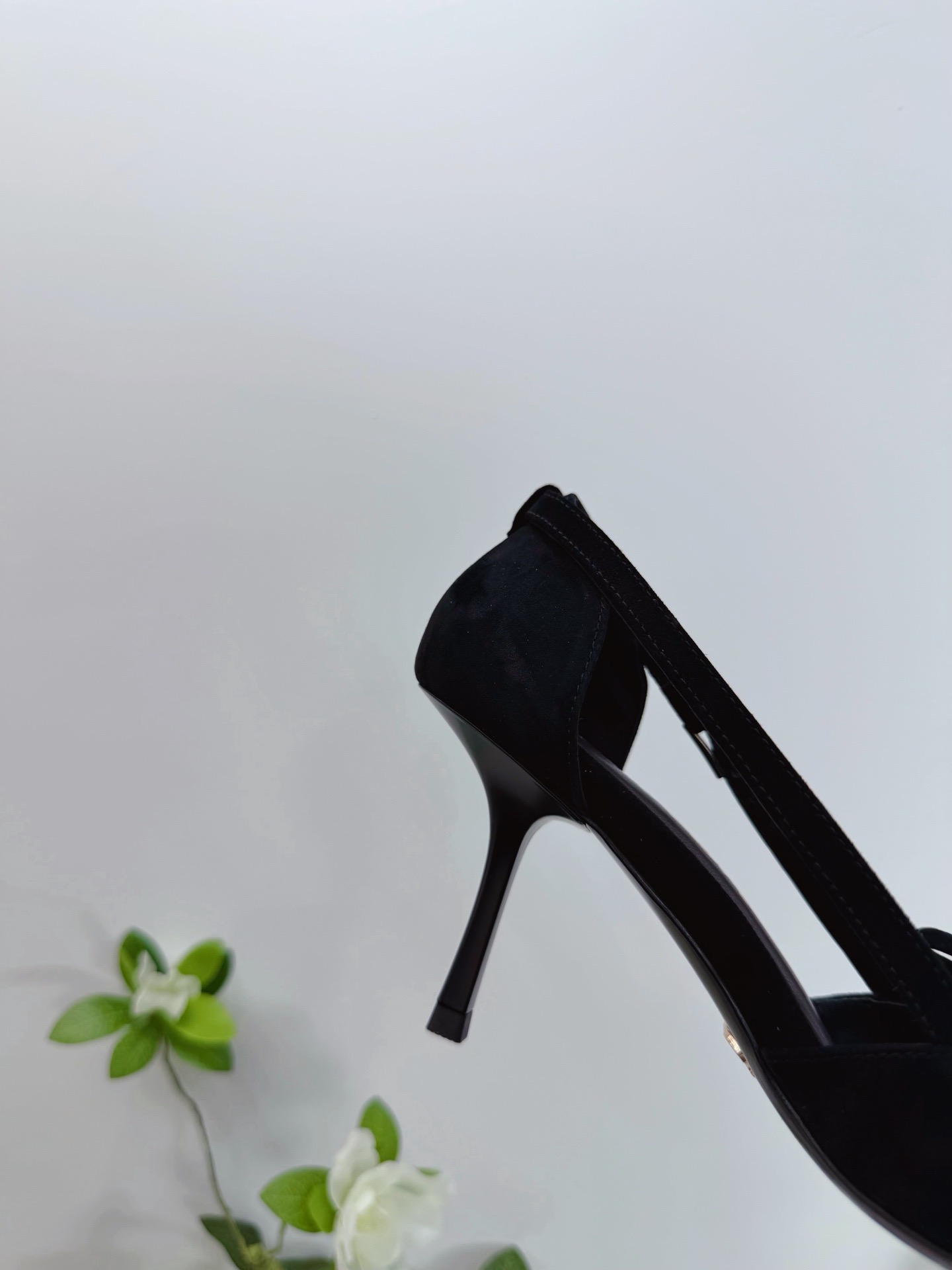 Туфли женские Prada из натуральной замши чёрного цвета