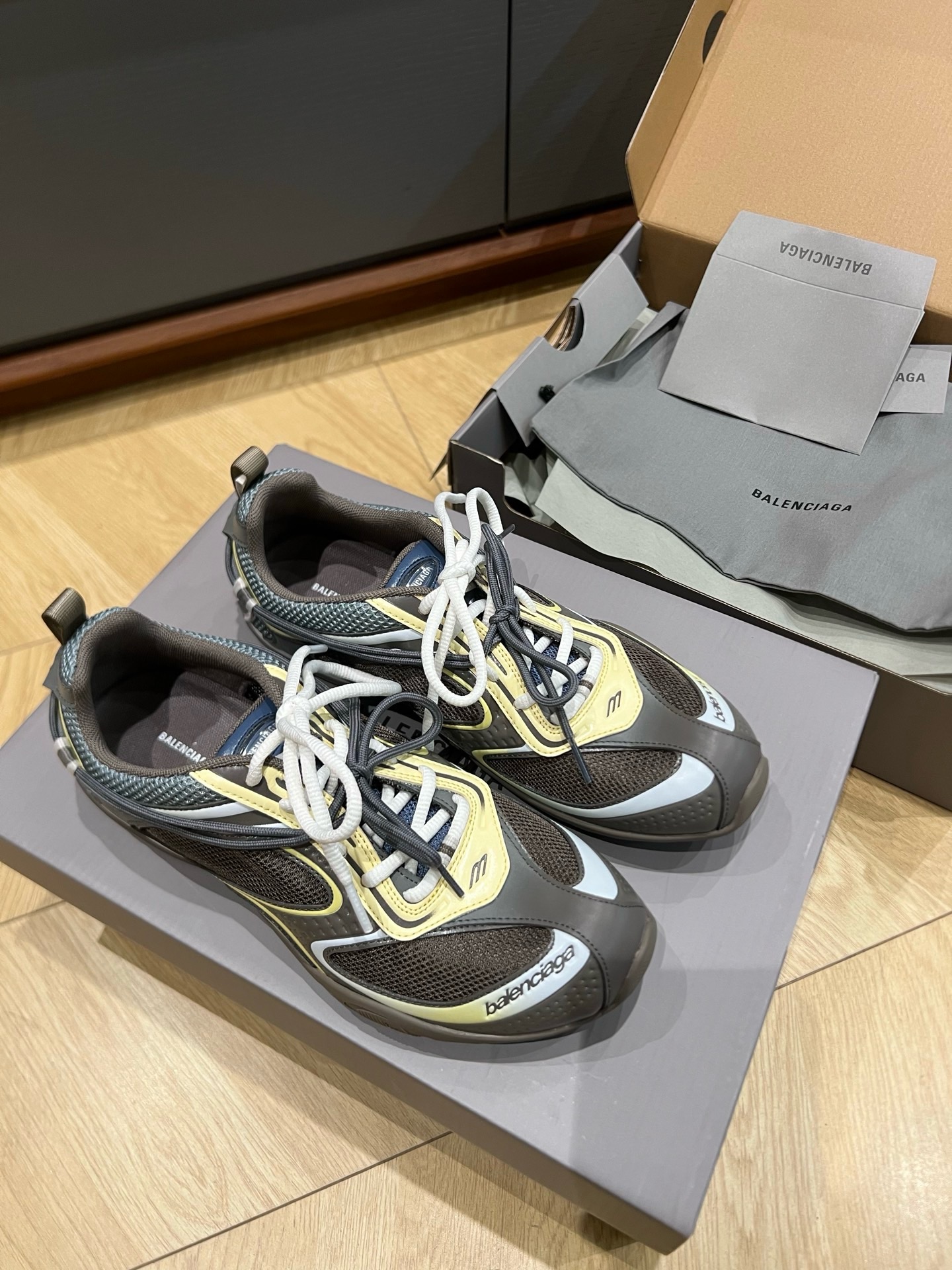 Кроссовки Balenciaga Radar Gradient Lines коричневого цвета с синими, жёлтыми и серыми вставками