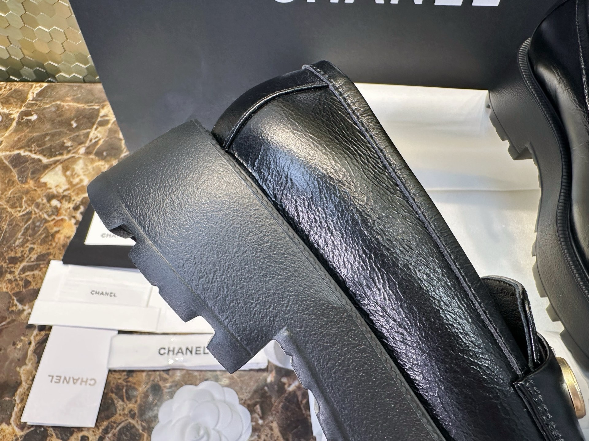Лоферы женские в стиле Chanel 24B на утолщенной подошве с буквенным логотипом черного цвета