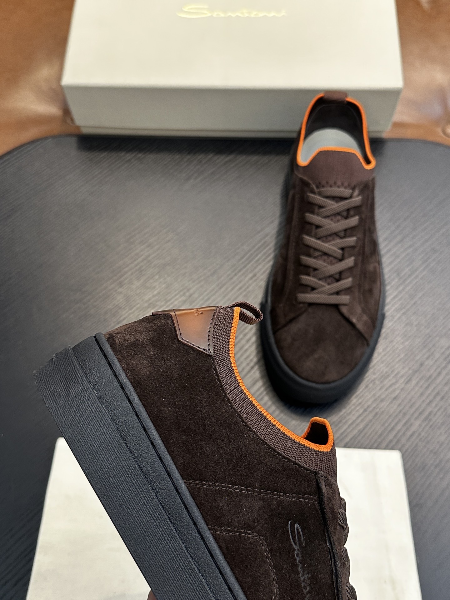 Кроссовки мужские в стиле Santoni из натуральной зернистой кожи коричневого цвета