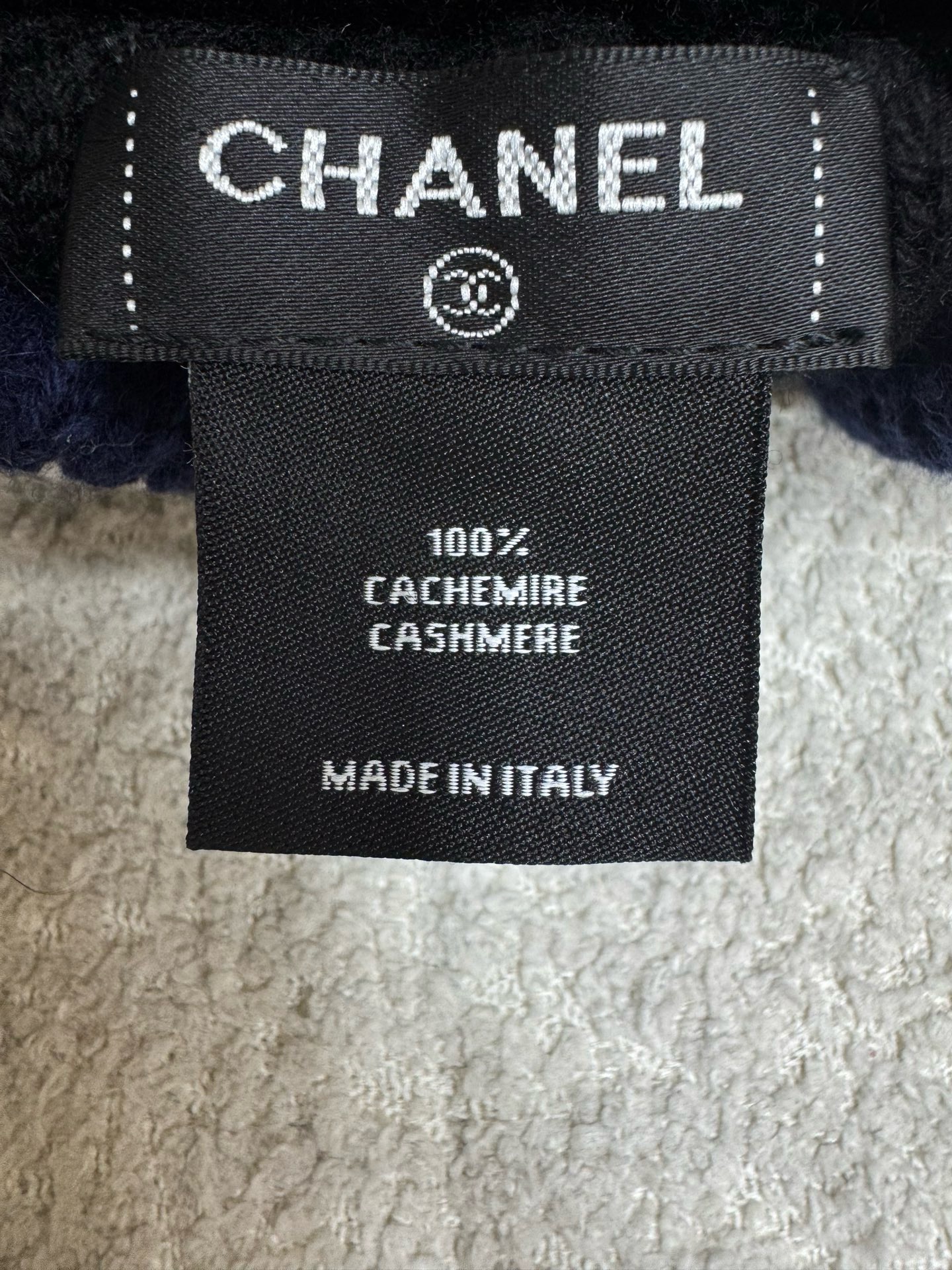 Шапка женская Chanel чёрного цвета с вышитым логотипом