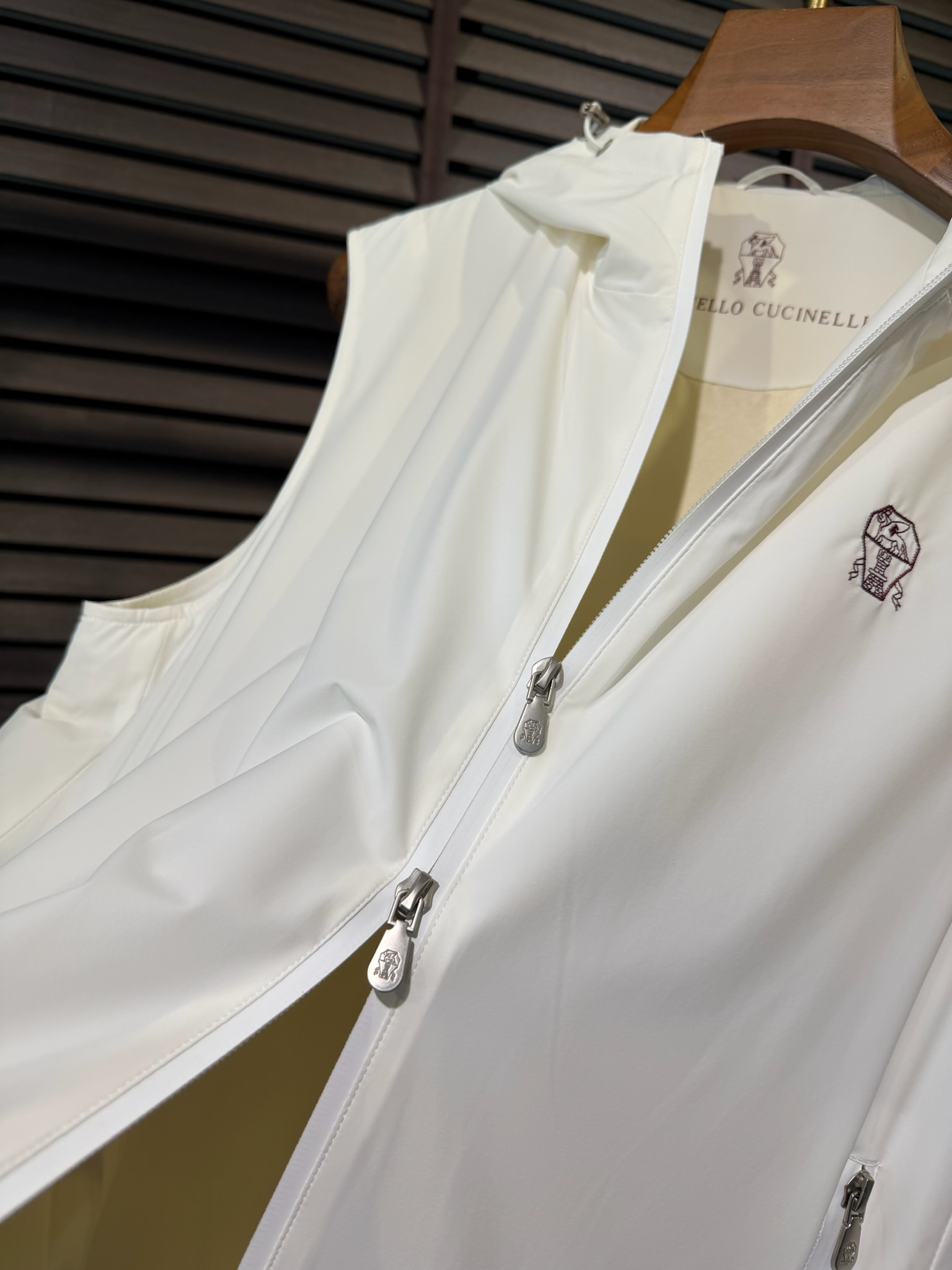 Жилет мужской в стиле Brunello Cucinelli белого цвета с капюшоном