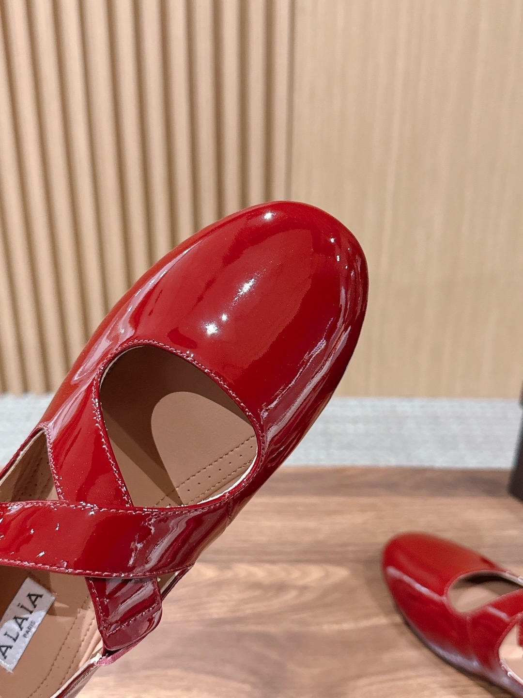 Балетки женские в стиле Alaïa с ремешками красного цвета