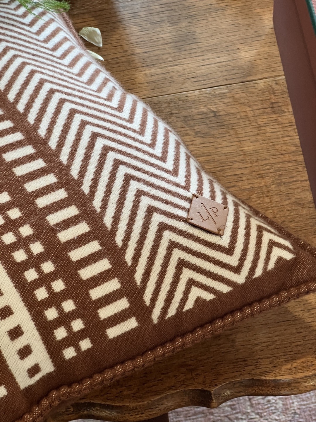 Подушка декоративная в стиле Loro Piana с геометрическим жаккардовым узором