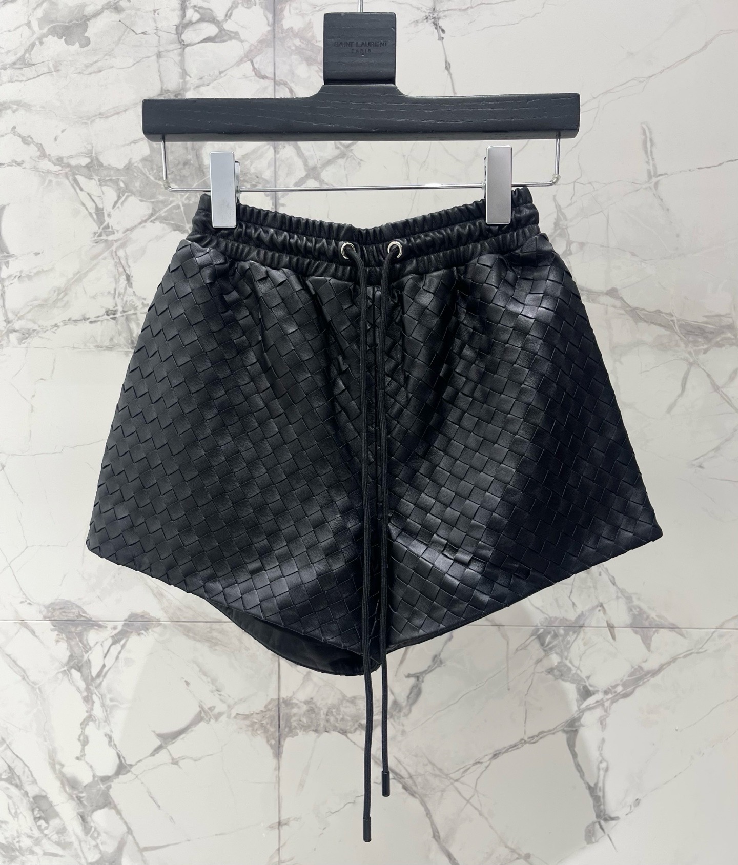 Костюм женский Bottega Veneta чёрного цвета с плетением Intrecciato