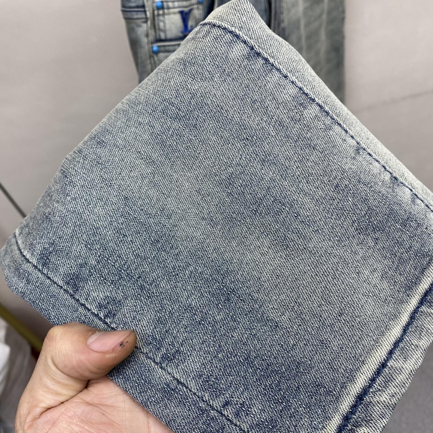 Джинсы мужские в стиле Louis Vuitton светло-голубого цвета с эффектом варки и логотипом