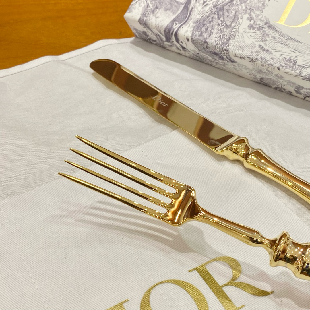 Набор столовых приборов в стиле Dior золотого цвета