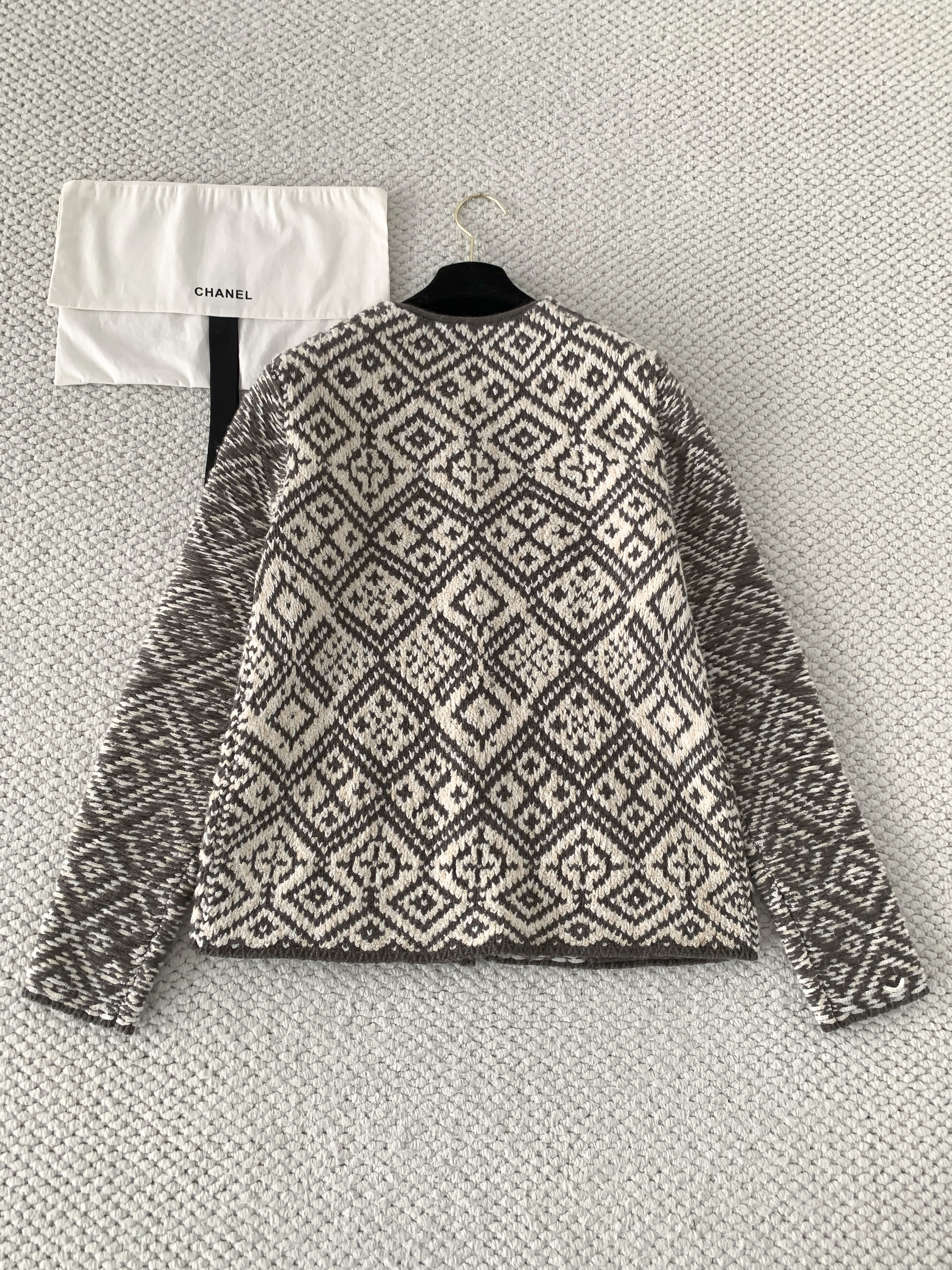 Кардиган женский в стиле Loro Piana с жаккардовым узором бежево-коричневого цвета