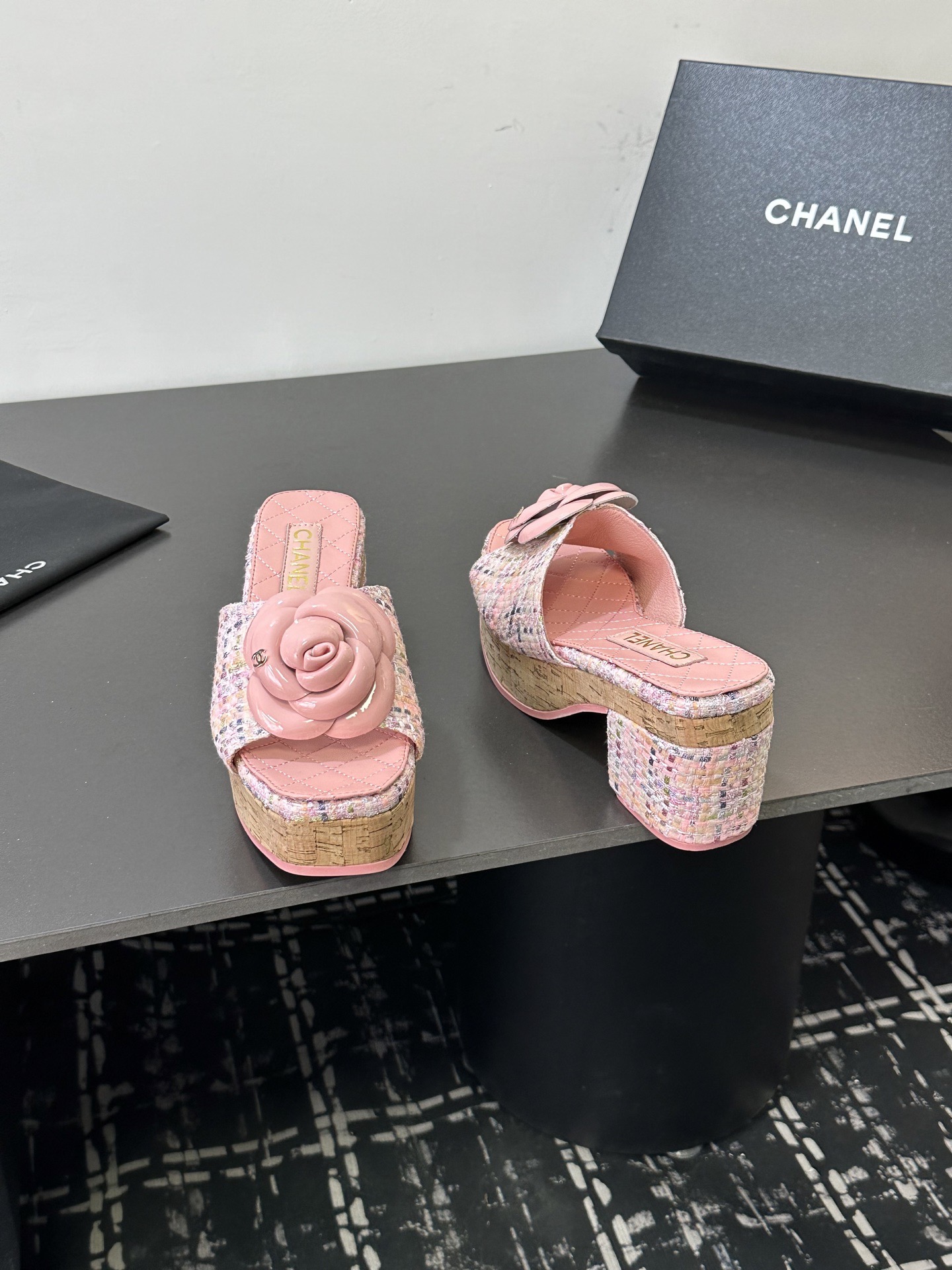 Мюли женские в стиле Chanel с цветком камелии розового цвета