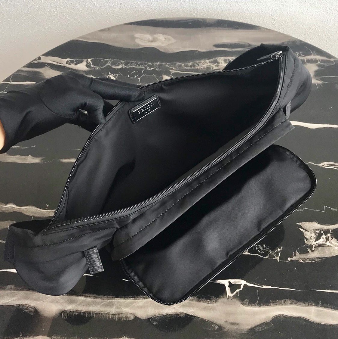 Сумка поясная мужская в стиле Prada Re-Nylon чёрного цвета с несколькими карманами