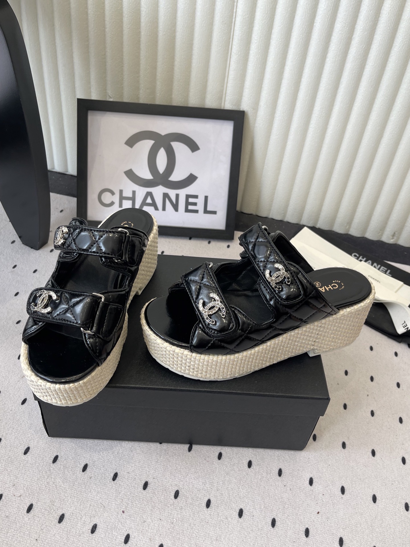 Шлёпанцы женские в стиле Chanel черного цвета на платформе