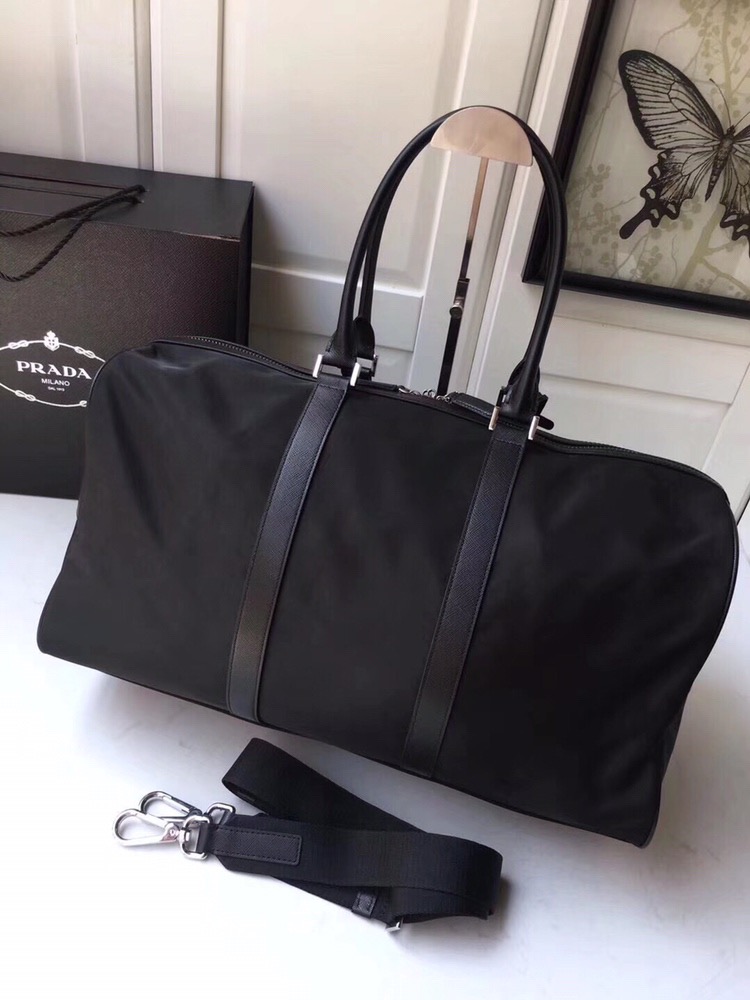 Сумка дорожная унисекс в стиле Prada из нейлона чёрного цвета с кожаной отделкой