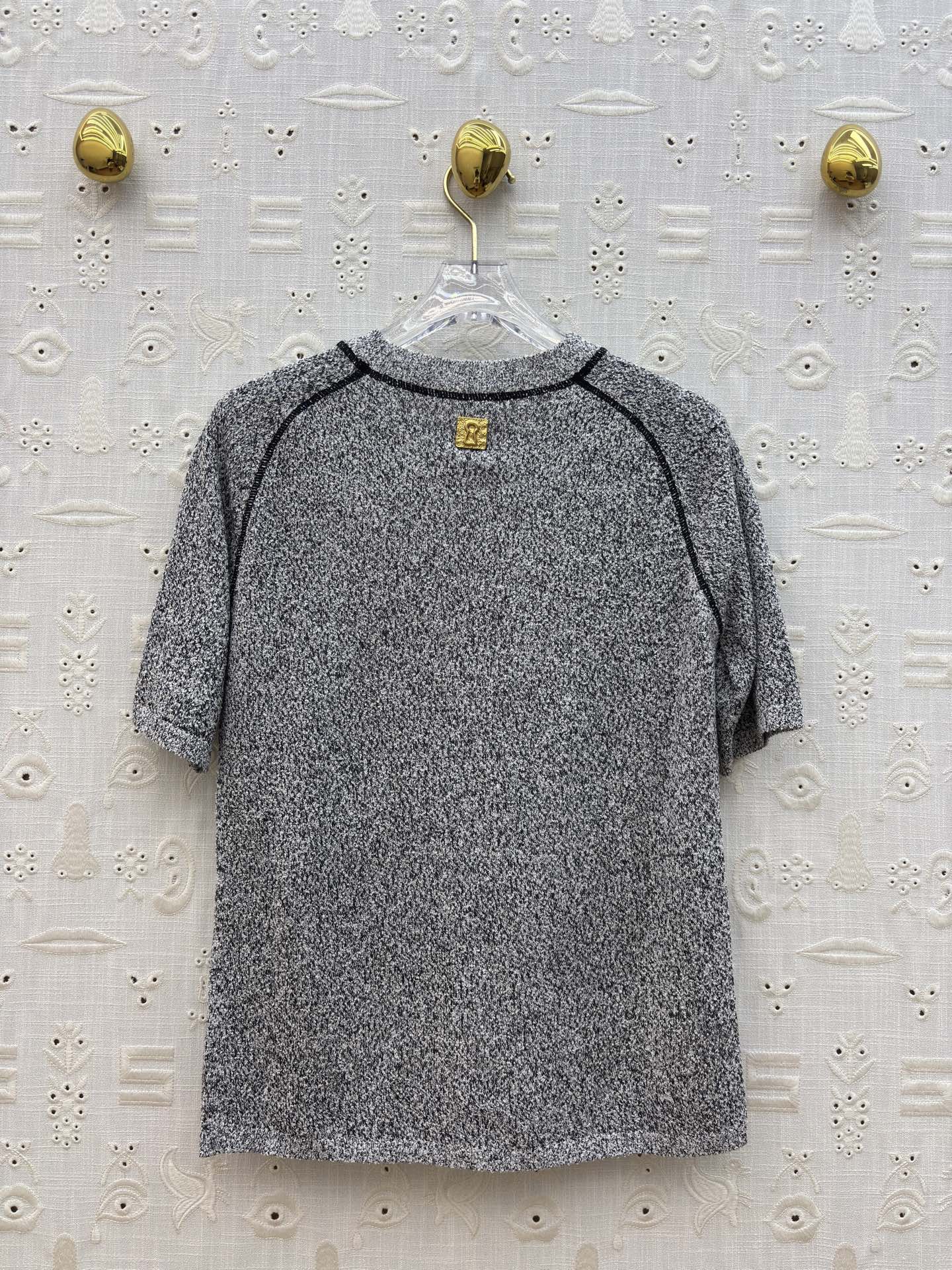 Футболка женская в стиле Schiaparelli серого цвета с контрастной отделкой швов