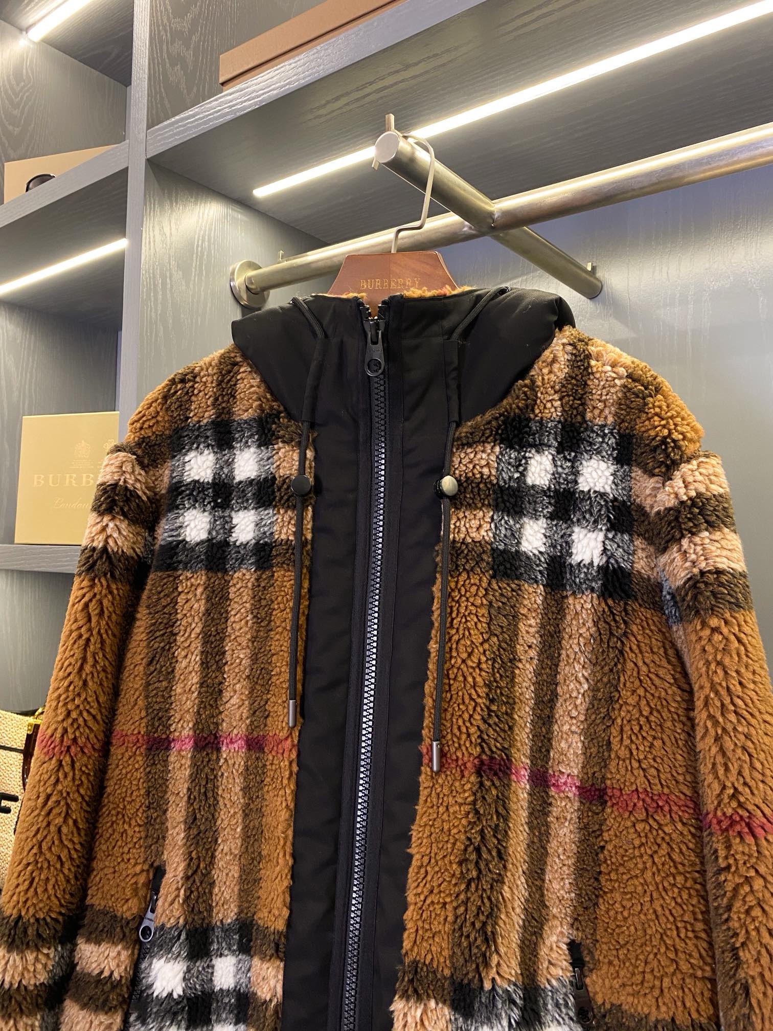 Куртка женская в стиле Burberry чёрно-коричневого цвета