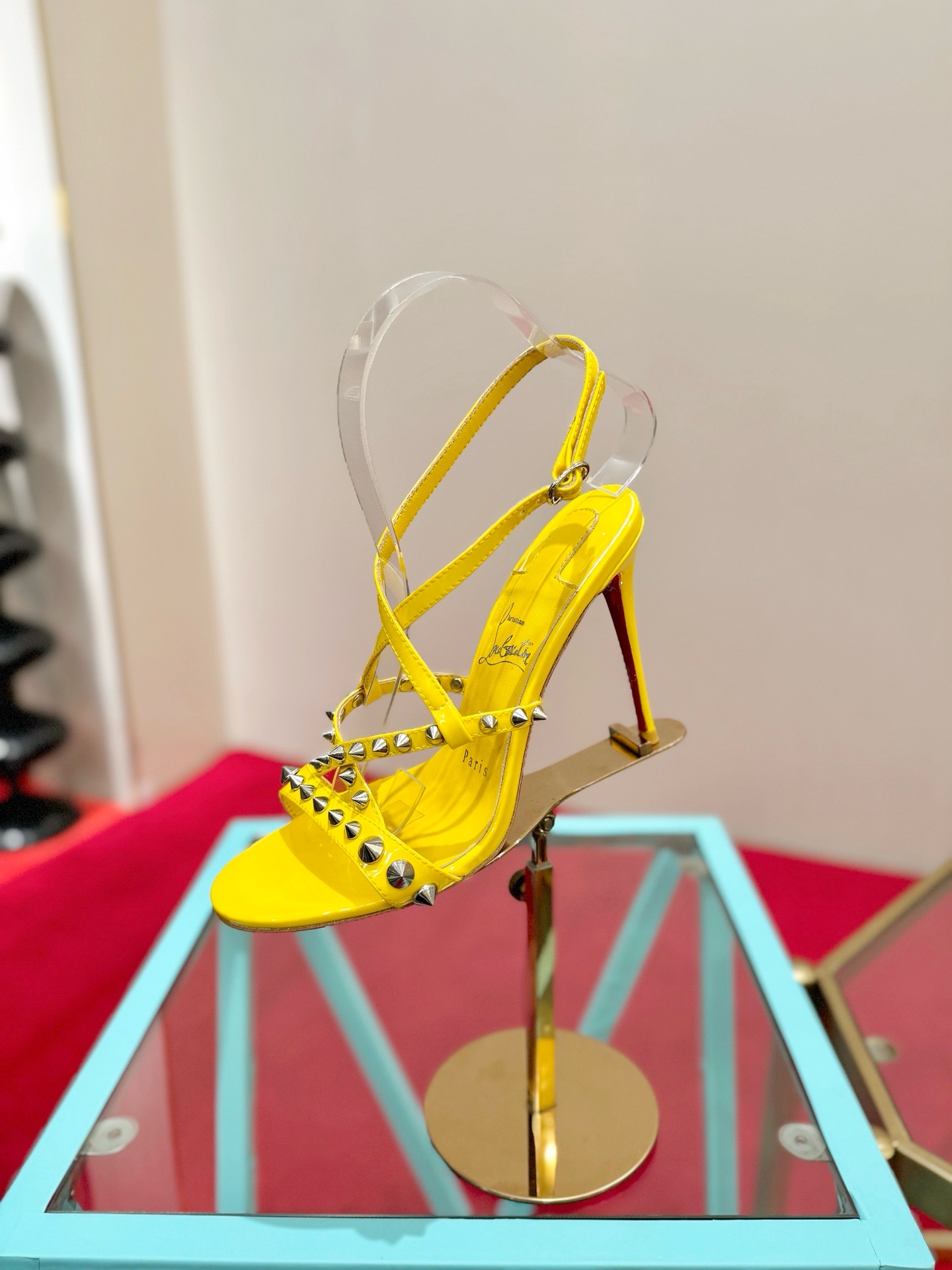 Босоножки женские в стиле Christian Louboutin So Kate желтого цвета