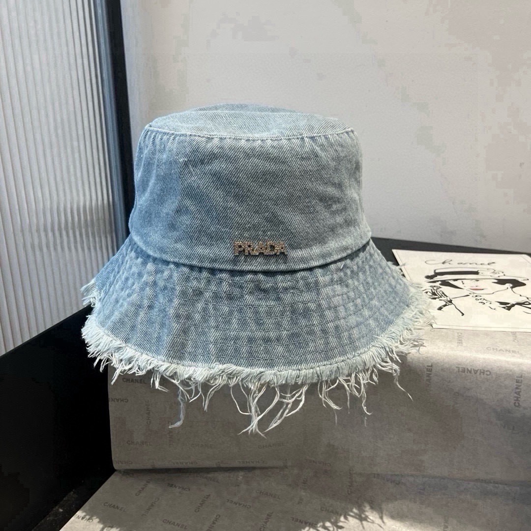 Панама женская в стиле Prada из джинсовой ткани голубого цвета с логотипом