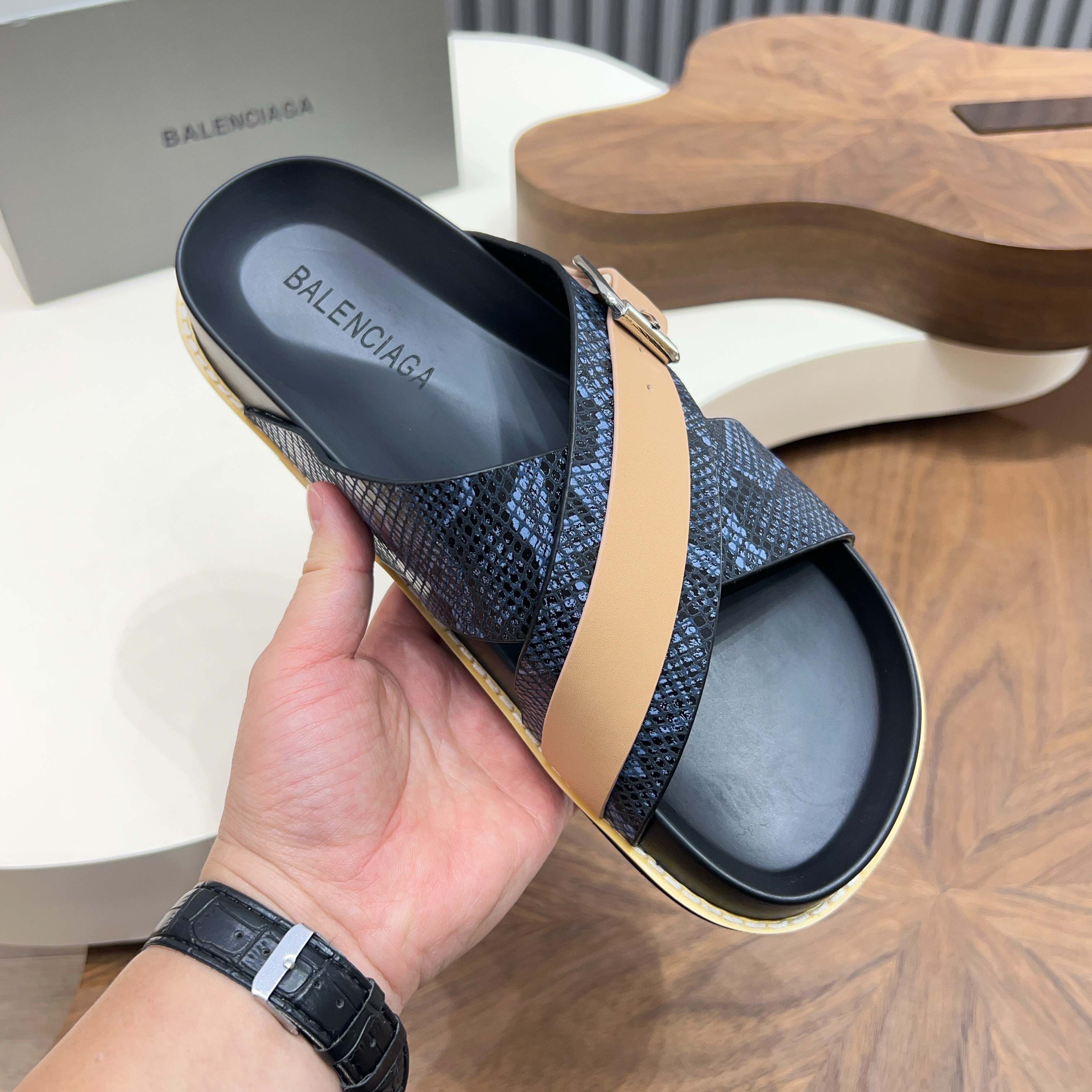 Сандалии мужские в стиле Balenciaga темно-синего и бежевого цвета