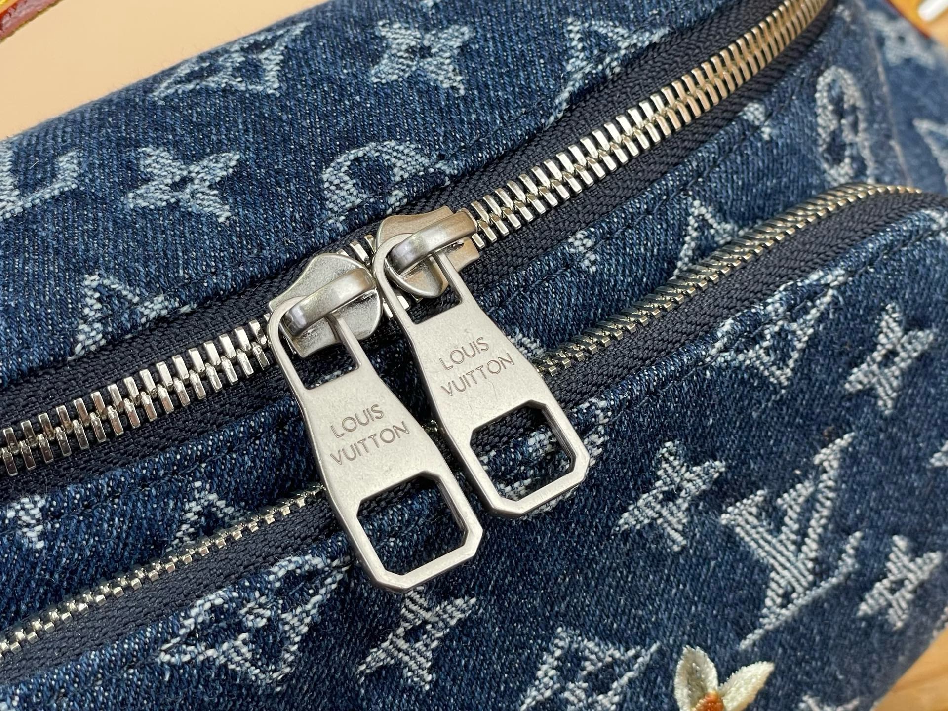 Сумка мужская Louis Vuitton Rush Bumbag синего цвета