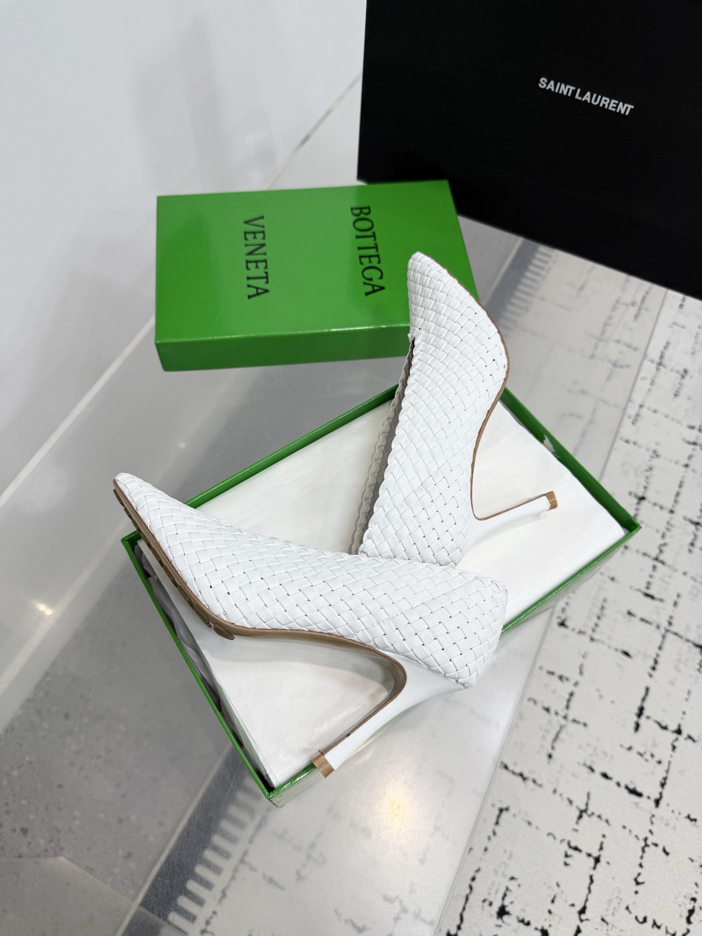 Туфли женские в стиле Bottega Veneta Sofia белого цвета