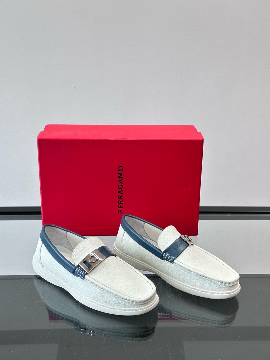 Лоферы мужские в стиле Ferragamo Gancini белого цвета с синей окантовкой