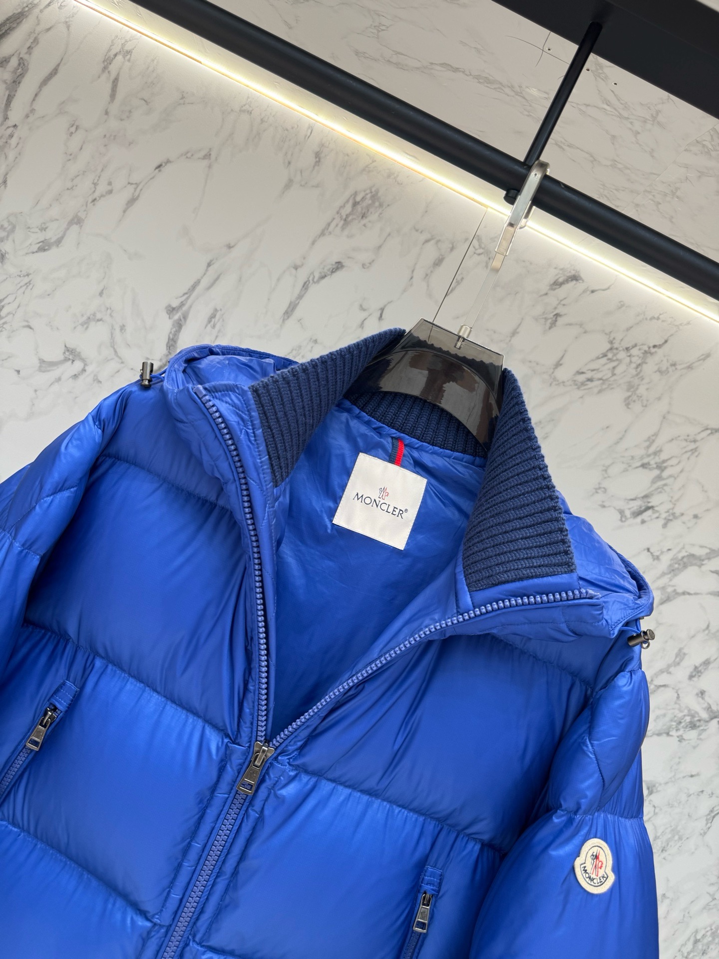 Пуховик мужской Moncler Maya синего цвета с натуральным пухом и съёмным капюшоном