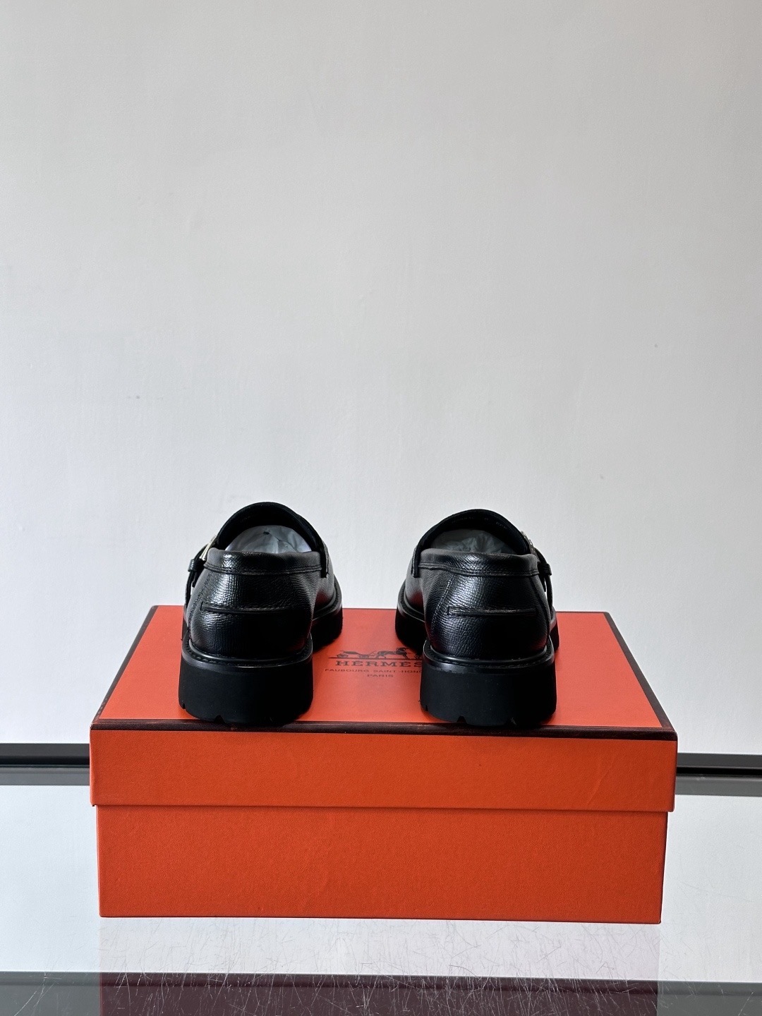 Лоферы мужские в стиле Hermes с пряжкой из натуральной кожи черного цвета